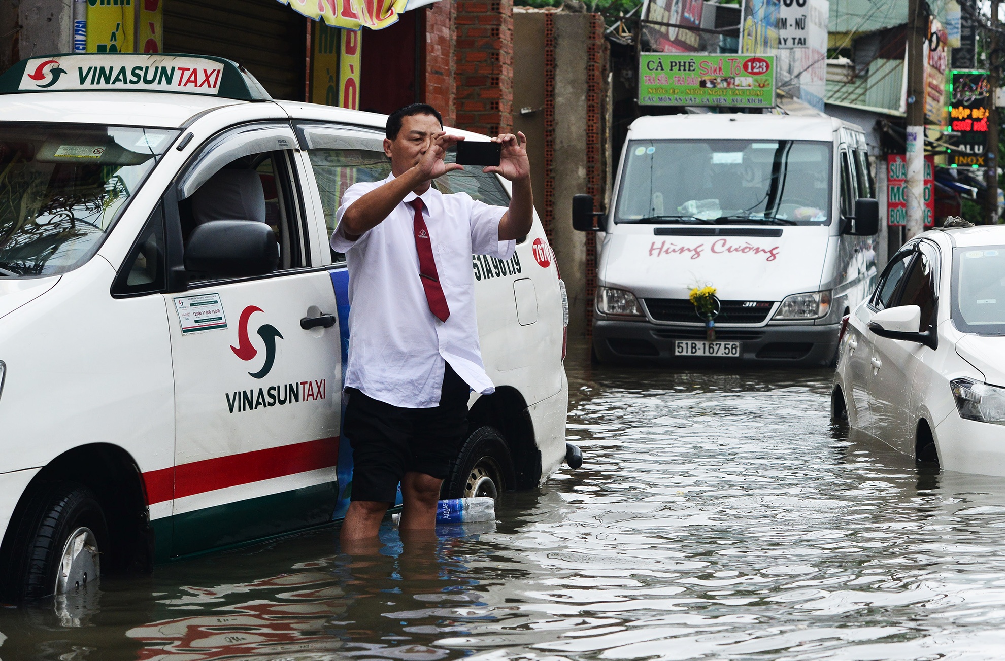 hang loat oto bat dong gan 20 gio o Sai Gon anh 5