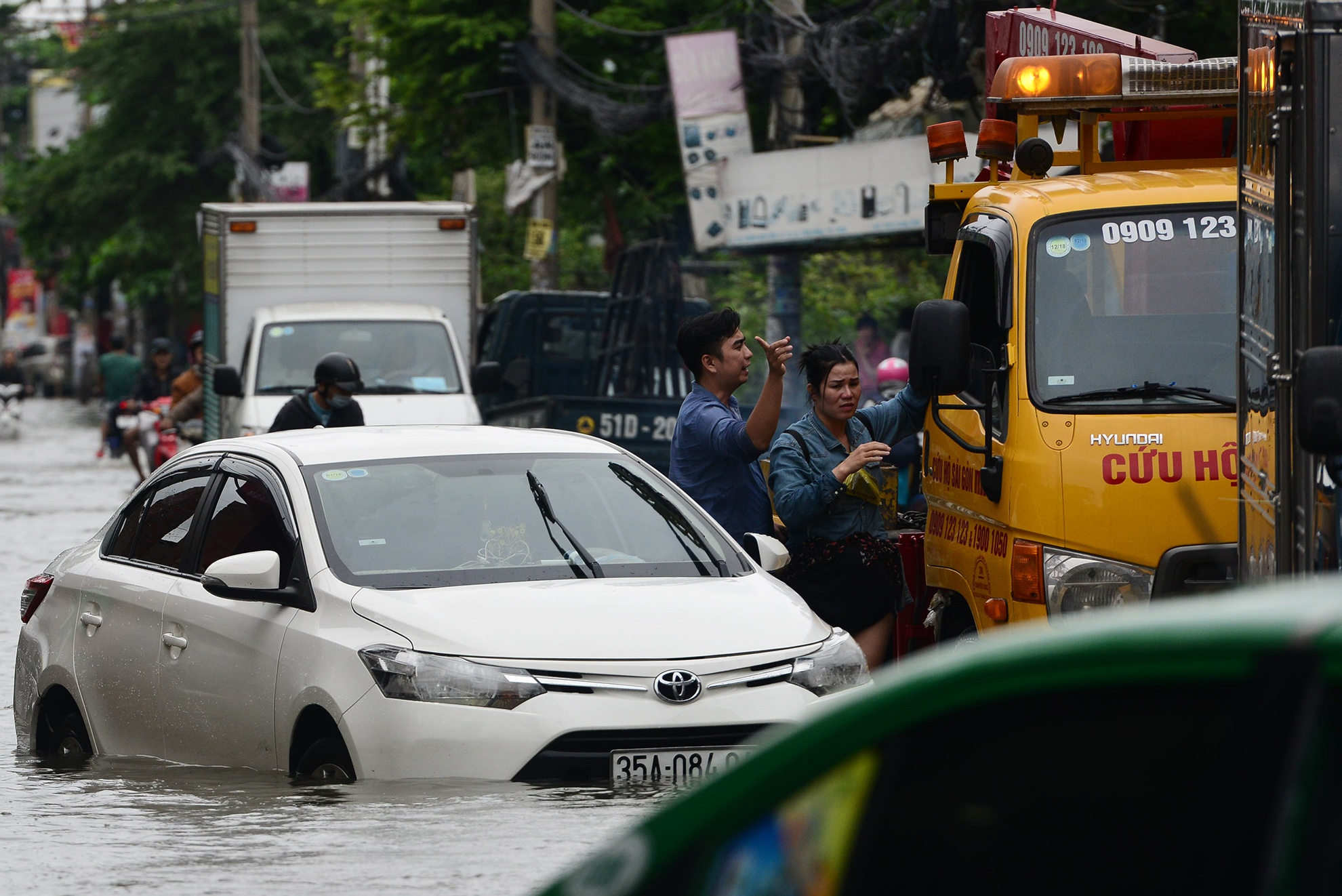 hang loat oto bat dong gan 20 gio o Sai Gon anh 7
