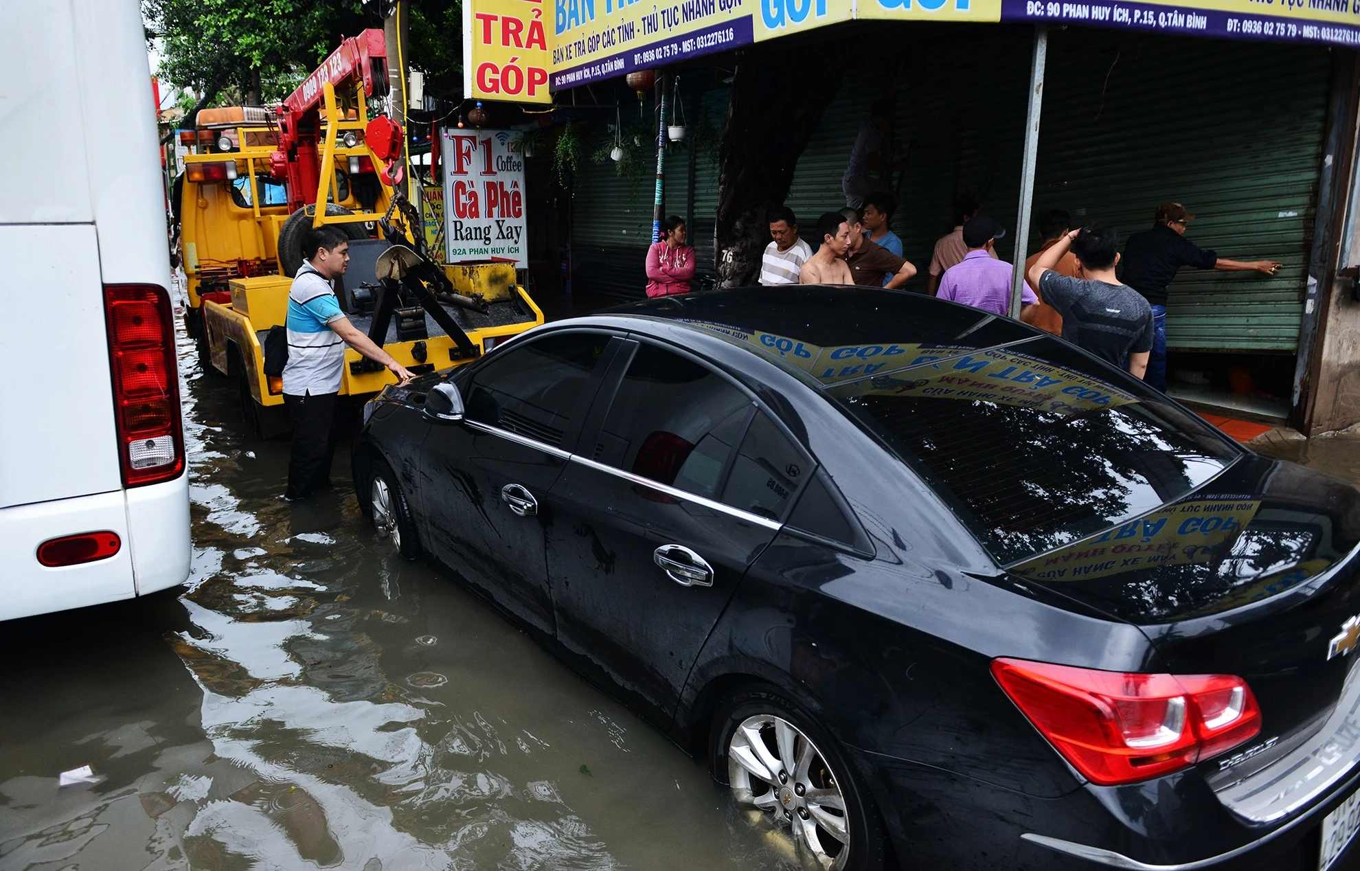 hang loat oto bat dong gan 20 gio o Sai Gon anh 8