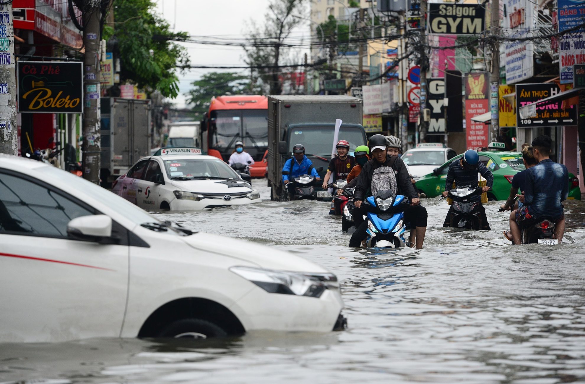 hang loat oto bat dong gan 20 gio o Sai Gon anh 9