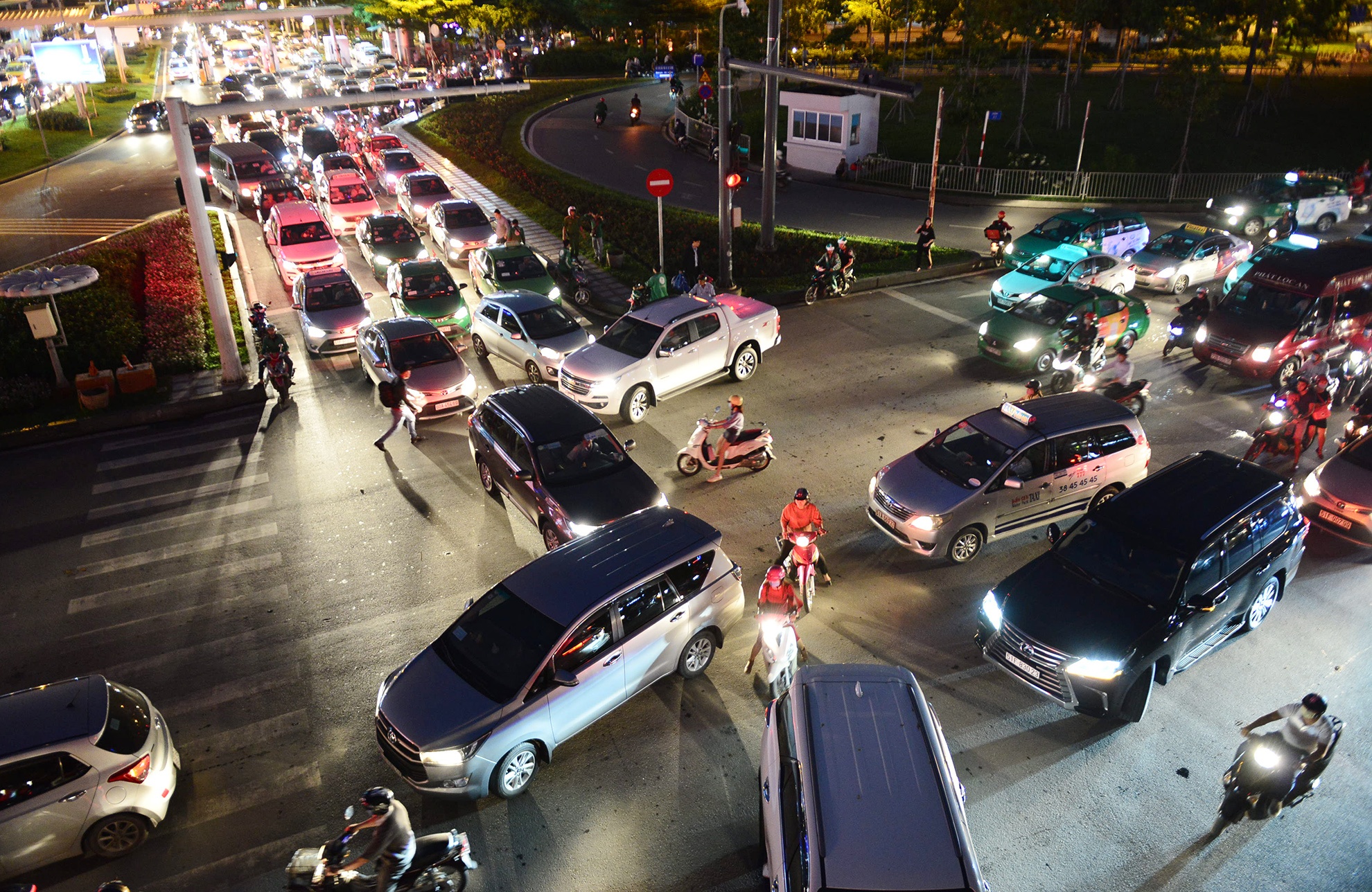 ket xe cua ngo san bay Tan Son Nhat anh 10