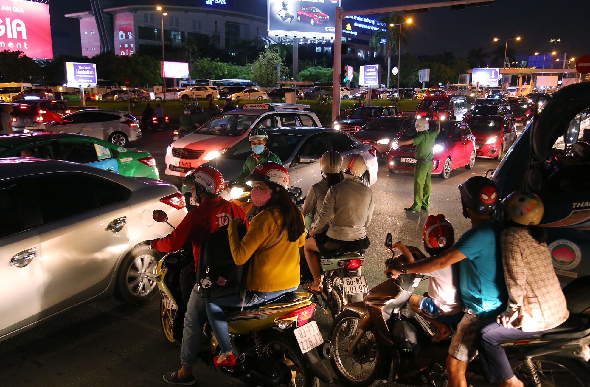 ket xe cua ngo san bay Tan Son Nhat anh 11