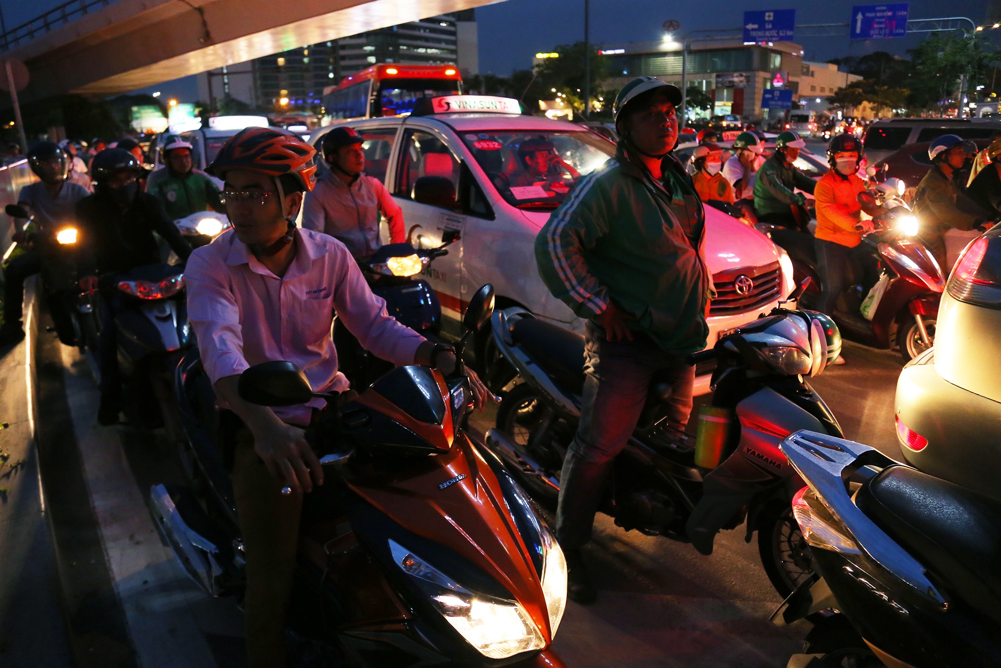 ket xe cua ngo san bay Tan Son Nhat anh 12