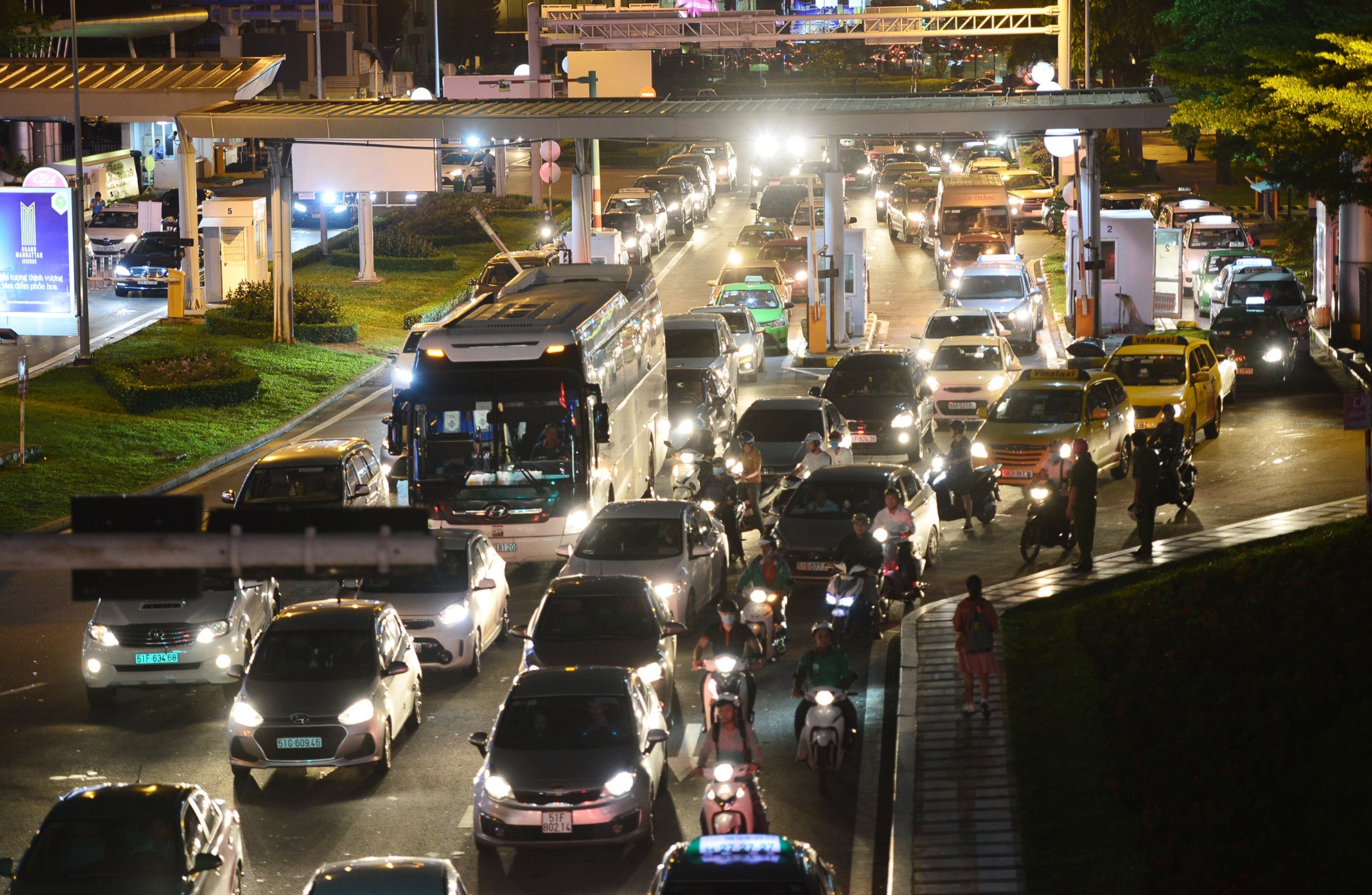 ket xe cua ngo san bay Tan Son Nhat anh 13