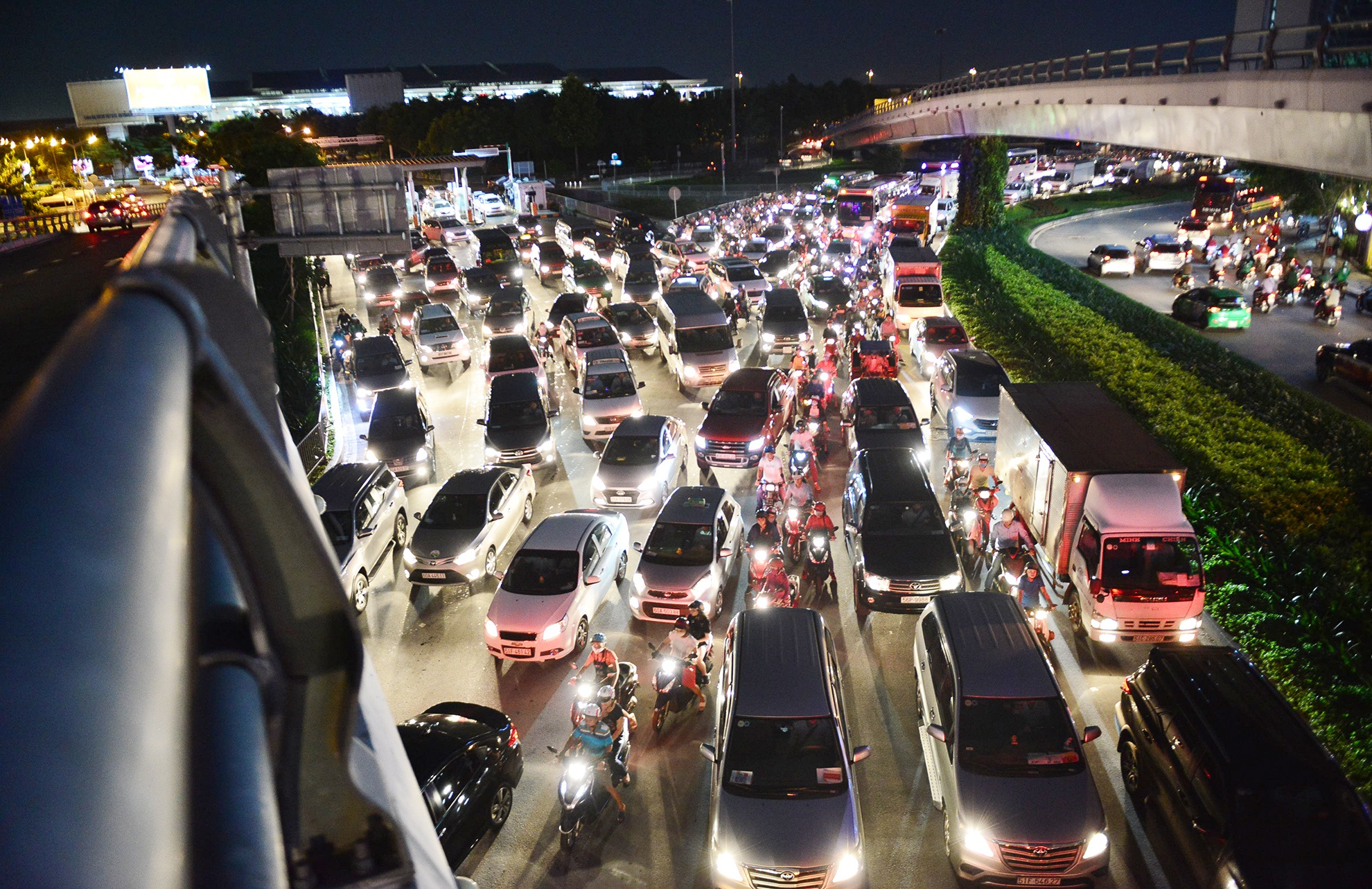 ket xe cua ngo san bay Tan Son Nhat anh 14