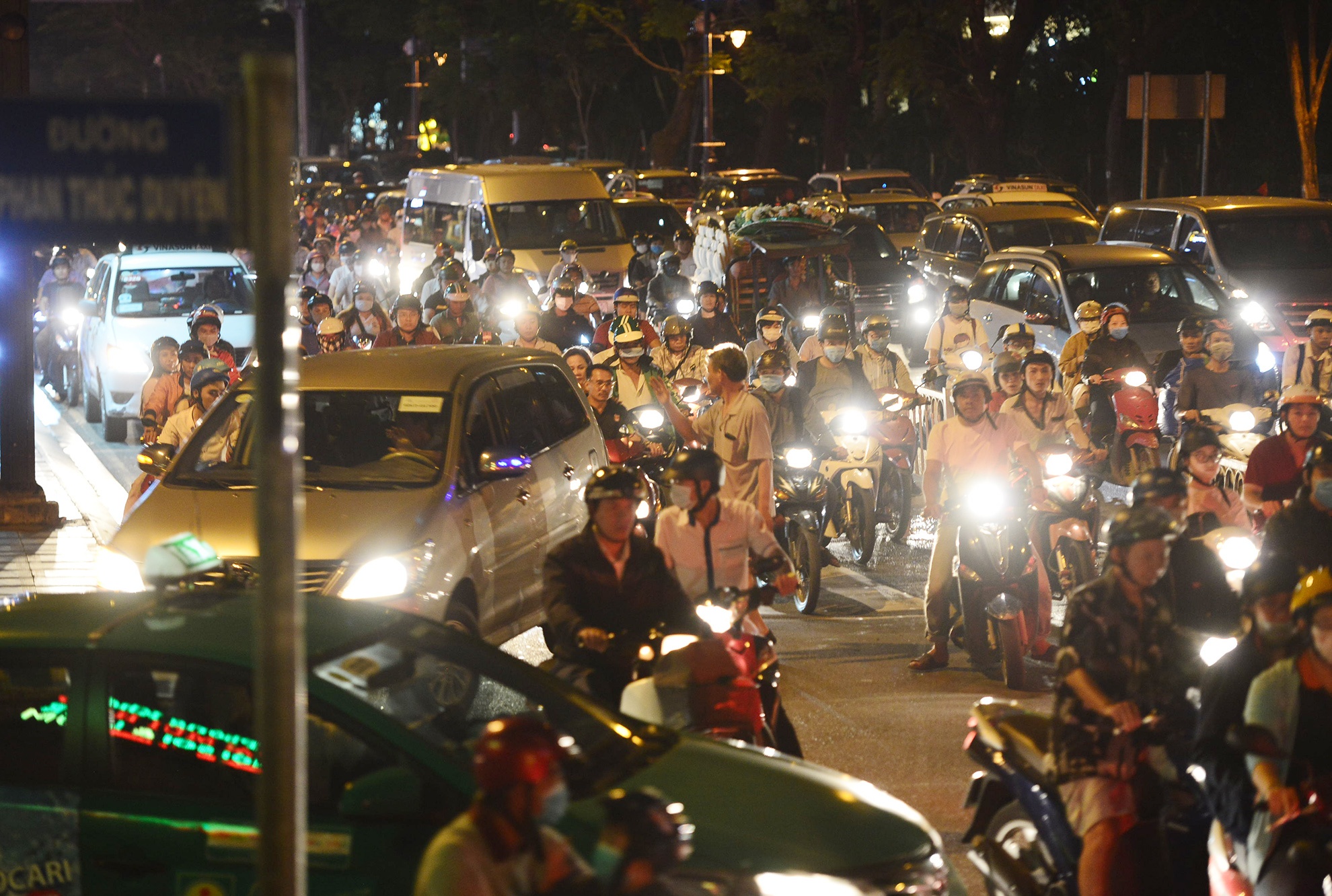 ket xe cua ngo san bay Tan Son Nhat anh 3