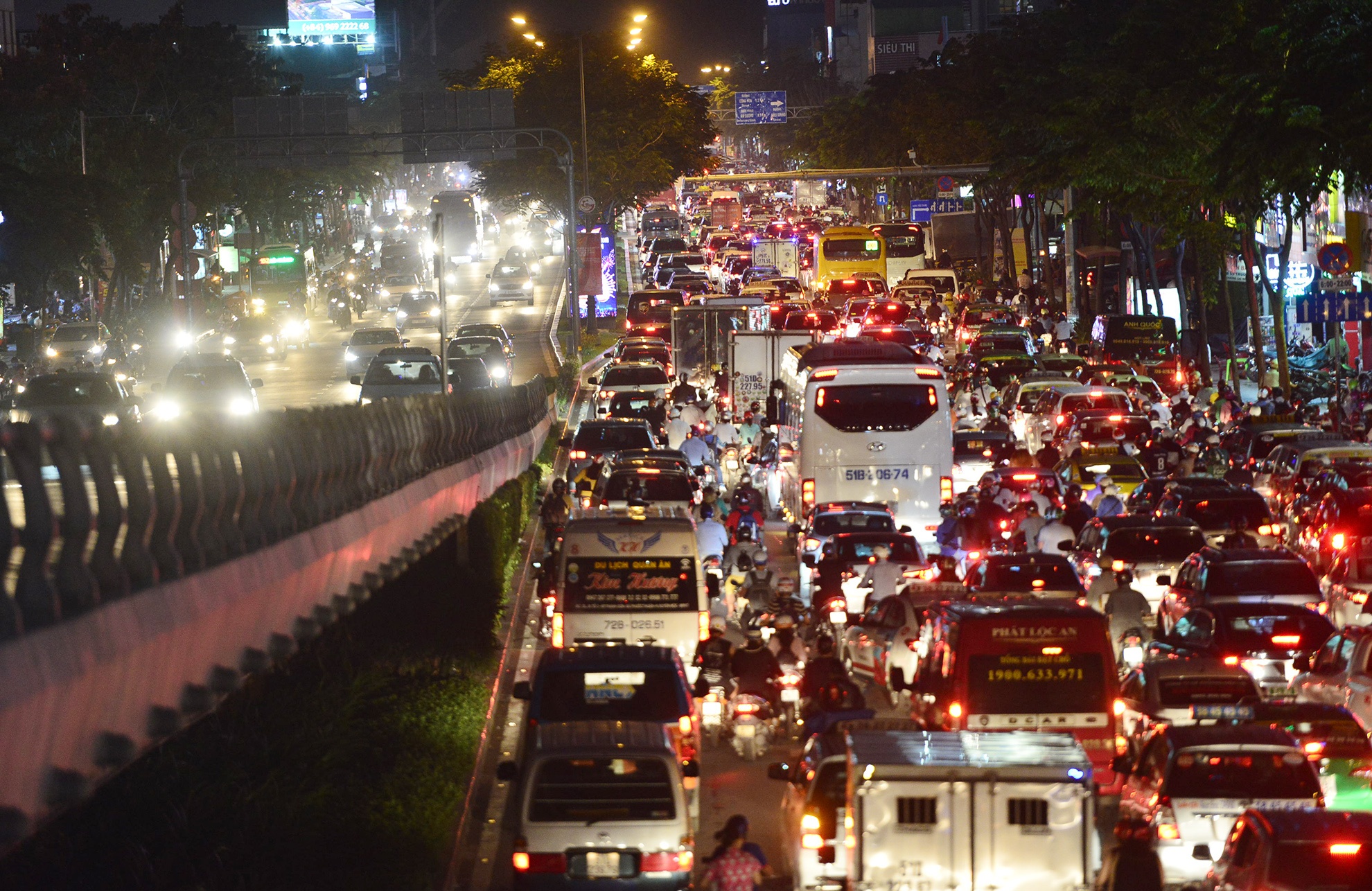 ket xe cua ngo san bay Tan Son Nhat anh 4