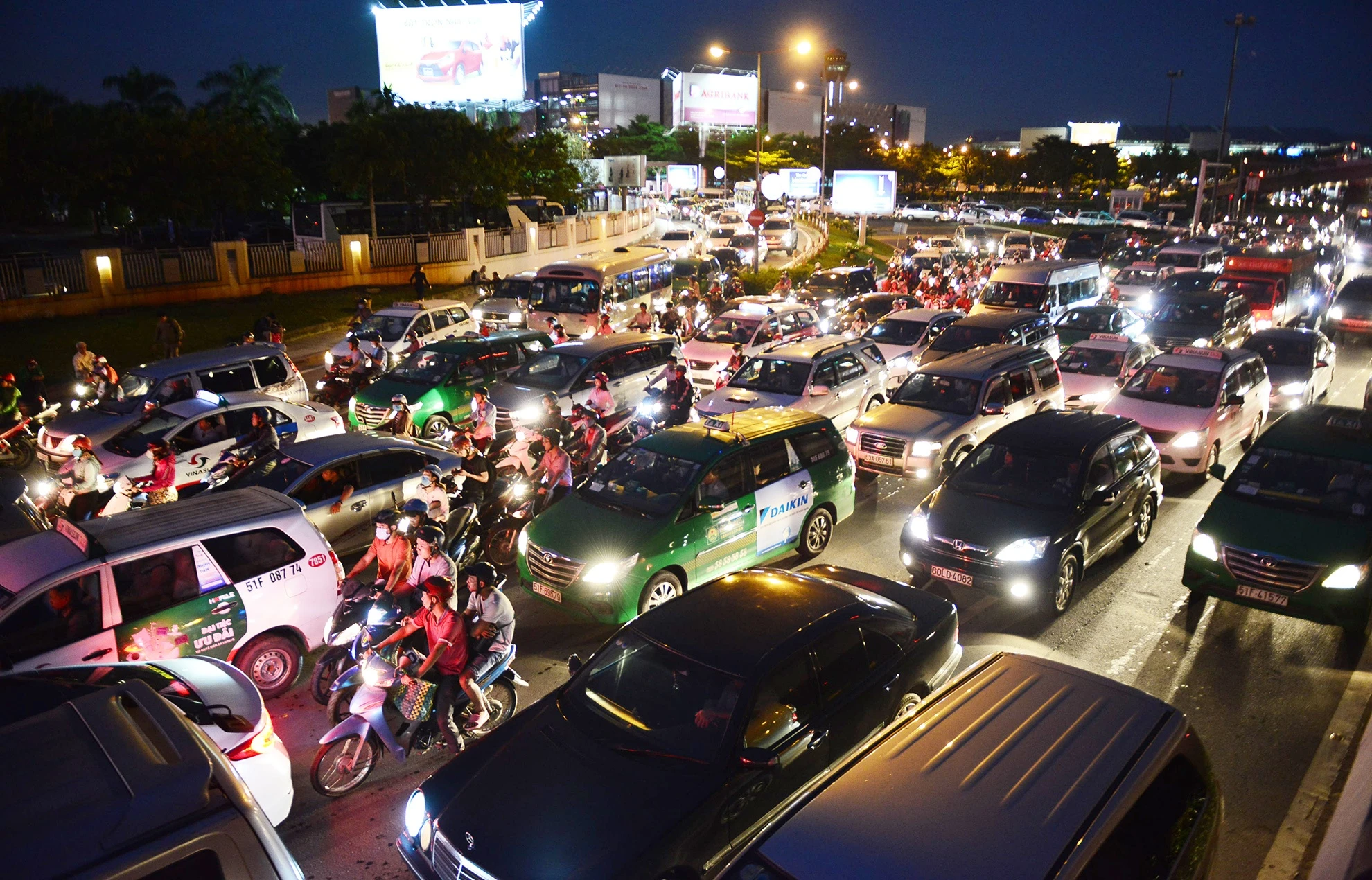 ket xe cua ngo san bay Tan Son Nhat anh 5