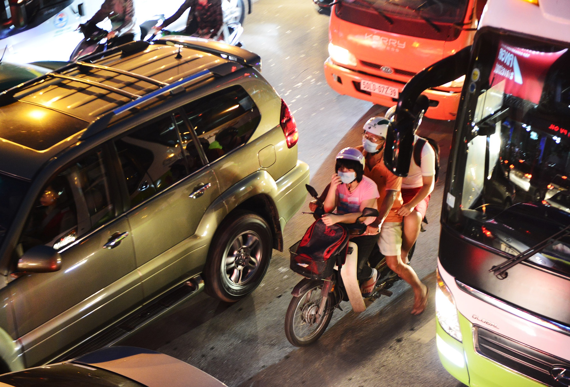 ket xe cua ngo san bay Tan Son Nhat anh 6