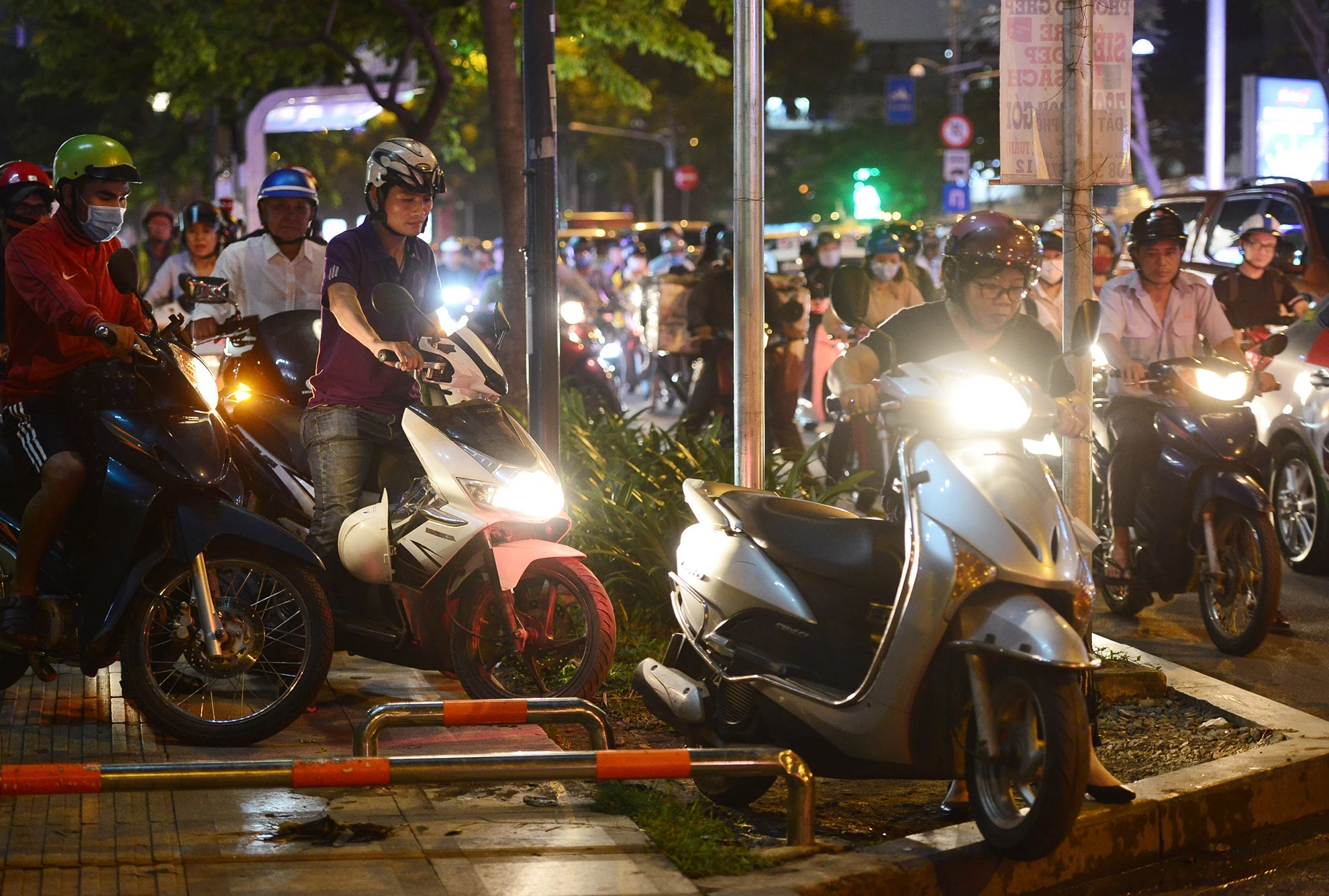 ket xe cua ngo san bay Tan Son Nhat anh 8