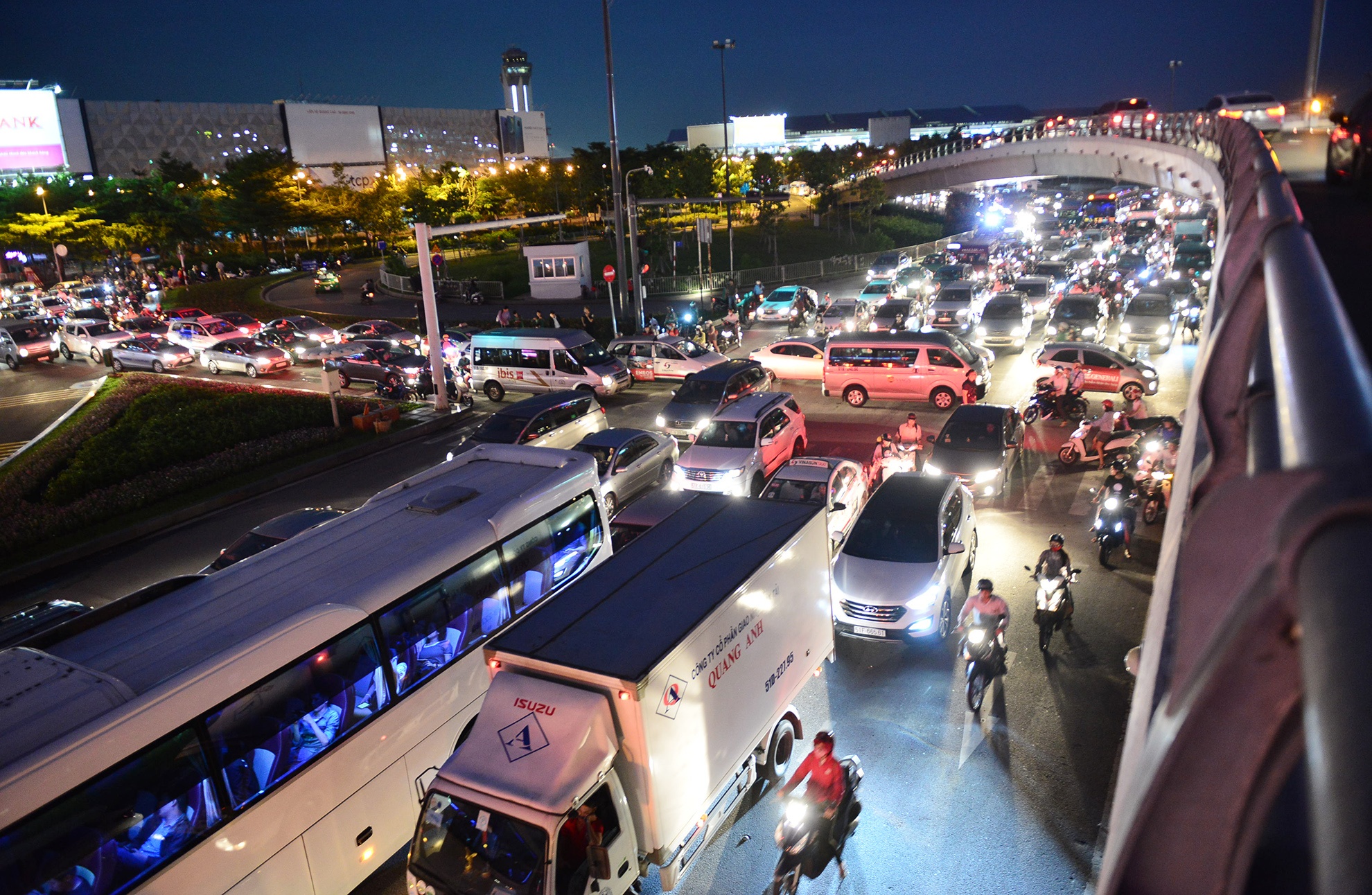 Ket xe keo dai o cua ngo san bay Tan Son Nhat ngay cuoi nam hinh anh