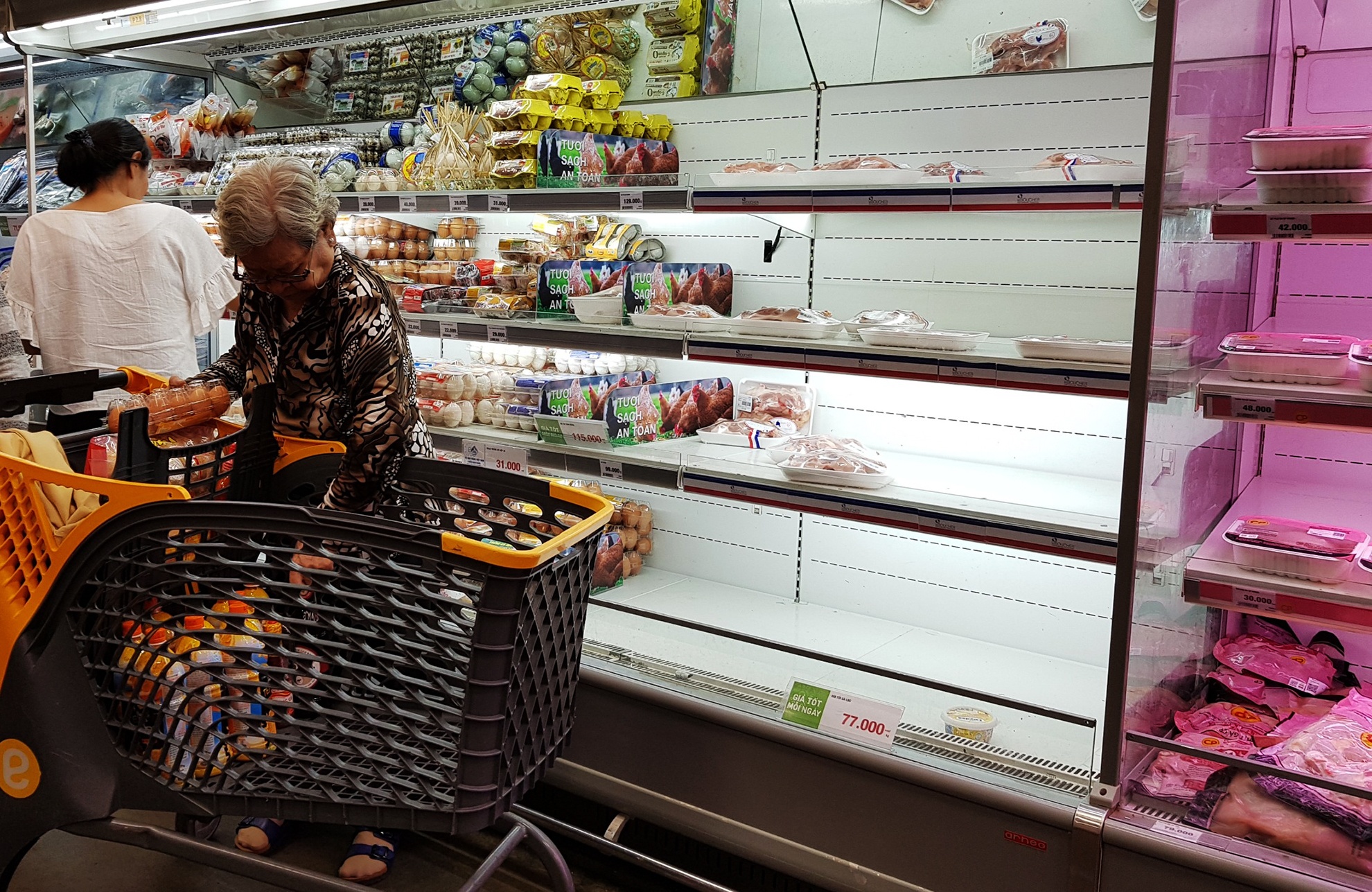 Chiều cuối năm, rau xanh, gà vịt tại siêu thị sạch trơn trong tích tắc ảnh 2 Chieu cuoi nam, rau xanh, ga vit tai sieu thi sach tron trong tich tac anh 2