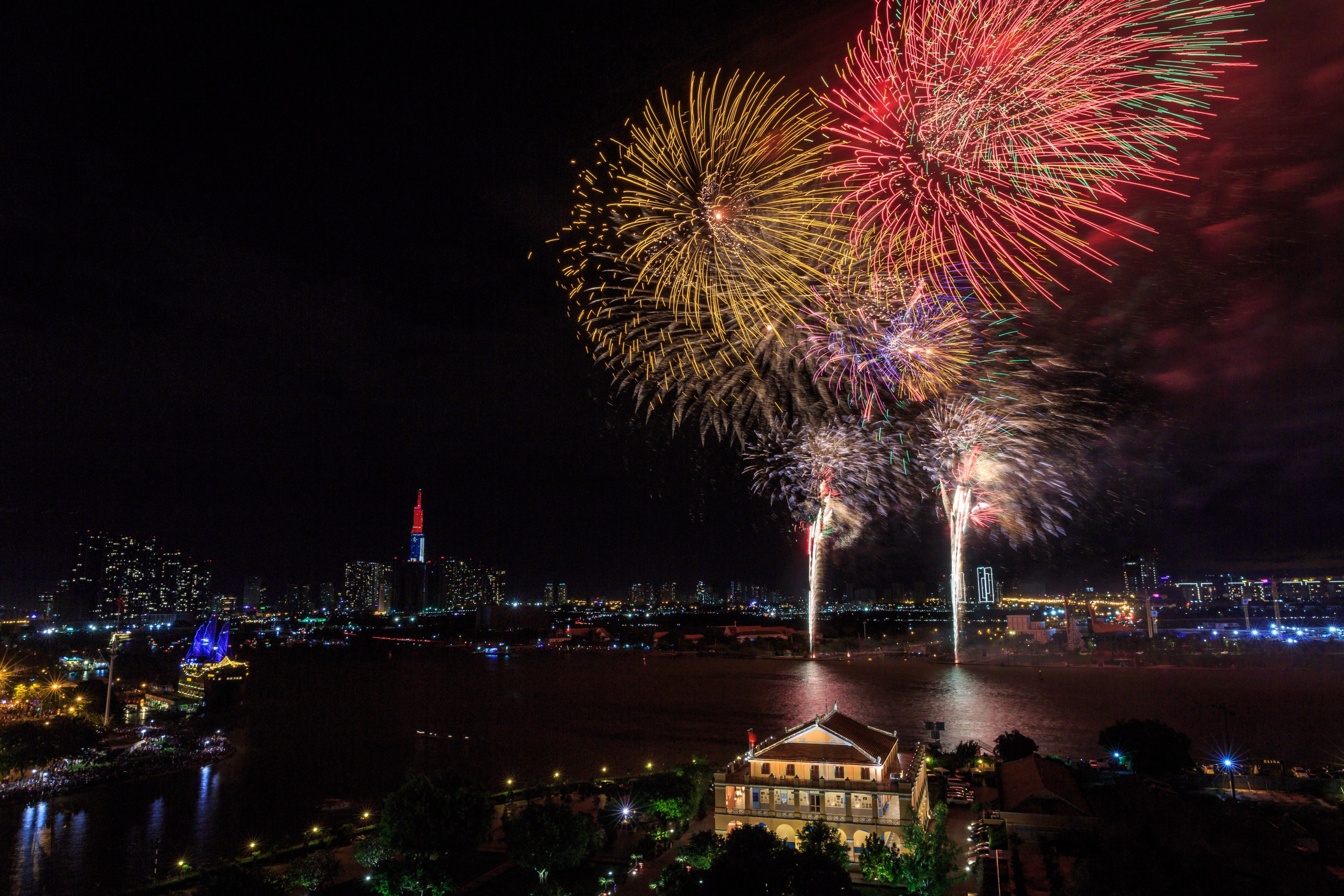 Man phao hoa ruc ro chao 2019 o Sai Gon hinh anh