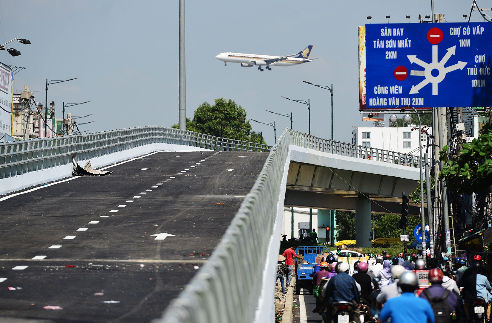 Nhanh cau vuot cuoi cung o cua ngo san bay Tan Son Nhat thong xe hinh anh
