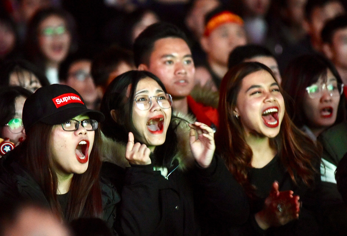 Nhung cung bac cam xuc cua nguoi ham mo trong tran cau kich tinh hinh anh