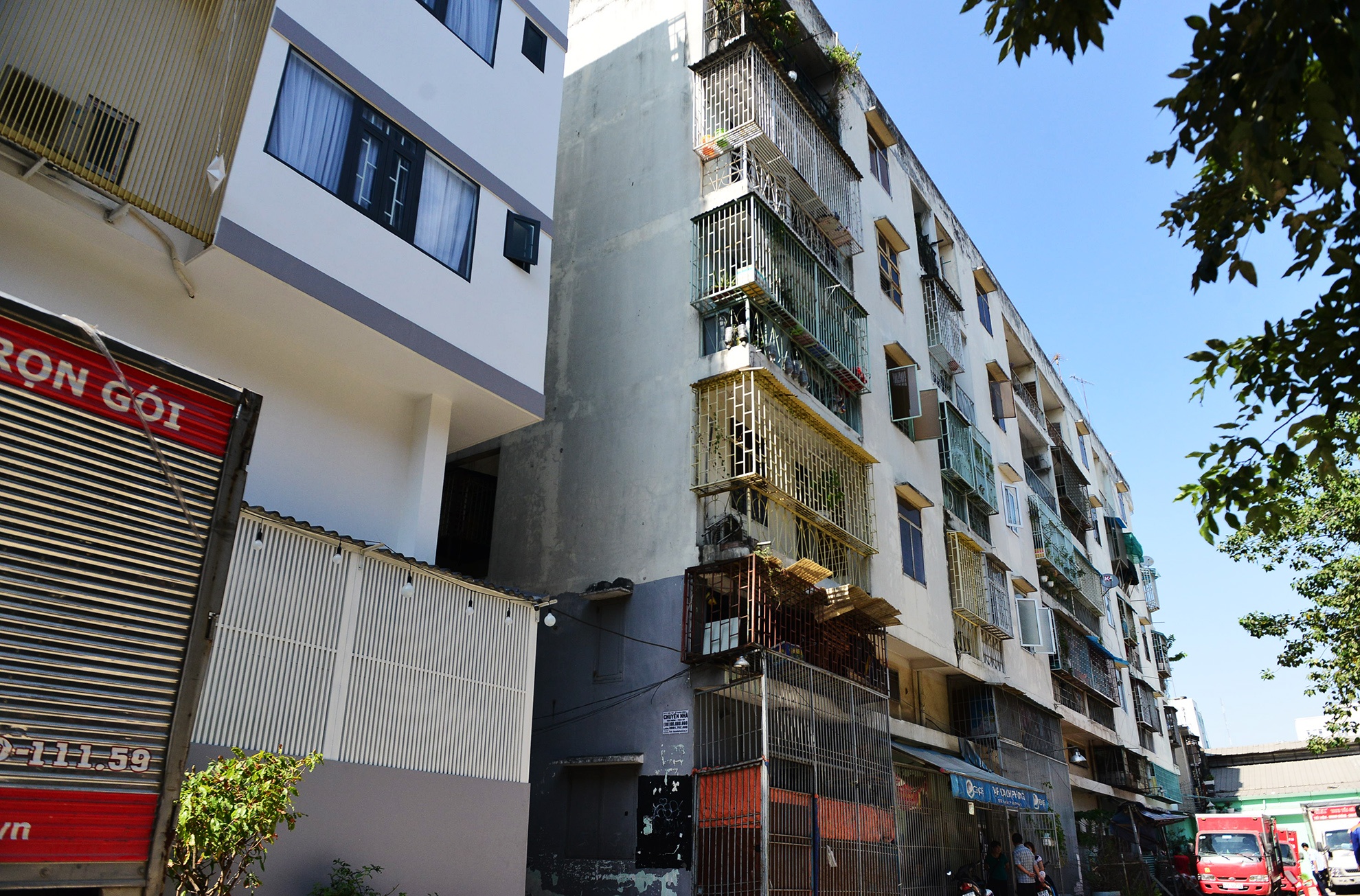 Cu dan di doi tai san o chung cu nghieng 45 cm anh 1