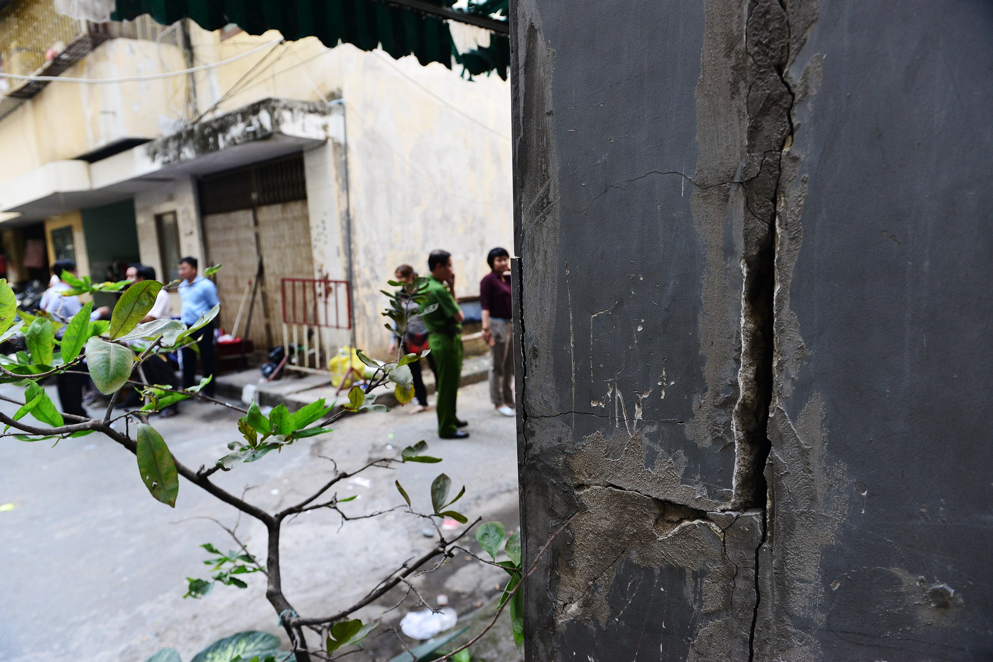 Cu dan di doi tai san o chung cu nghieng 45 cm anh 2