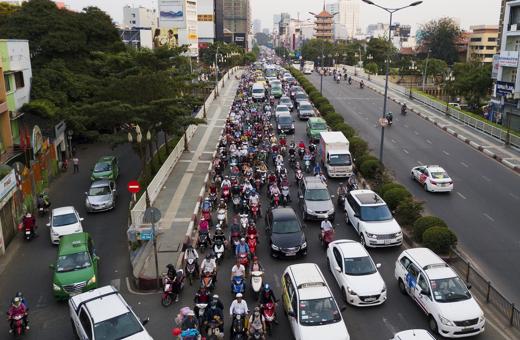 xe co chat cung o cua ngo san bay Tan Son Nhat anh 10