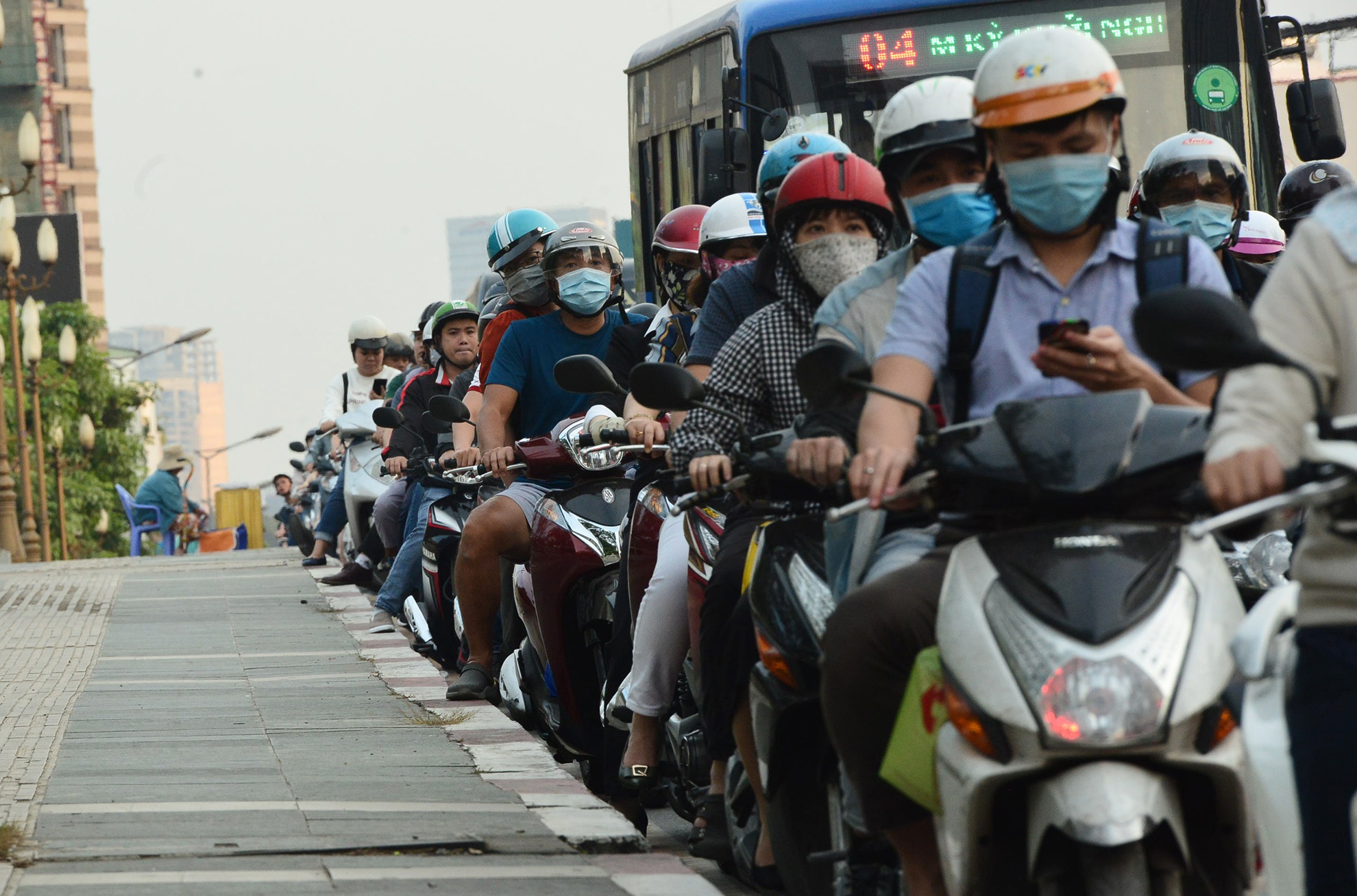 xe co chat cung o cua ngo san bay Tan Son Nhat anh 11