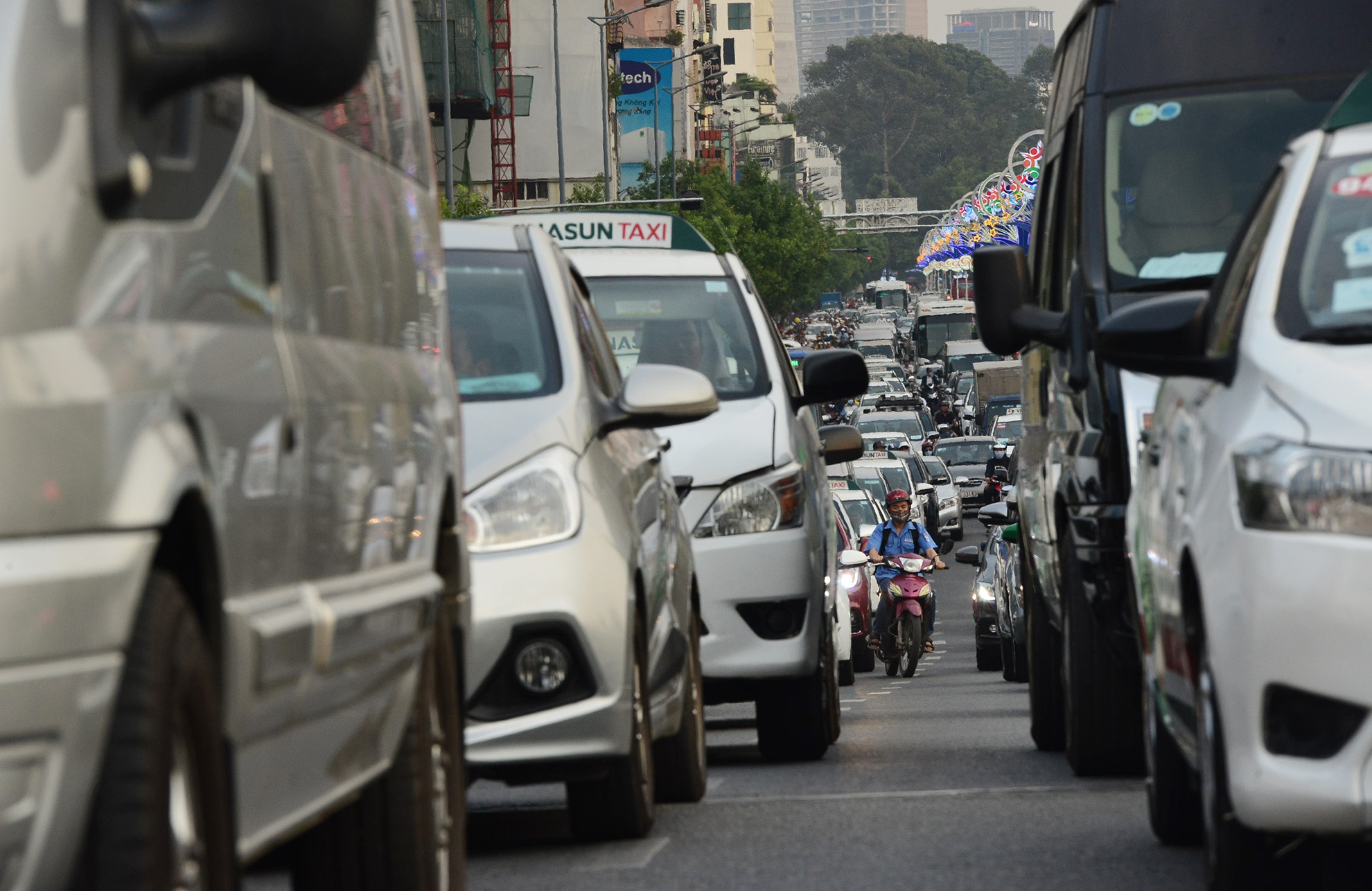 xe co chat cung o cua ngo san bay Tan Son Nhat anh 12