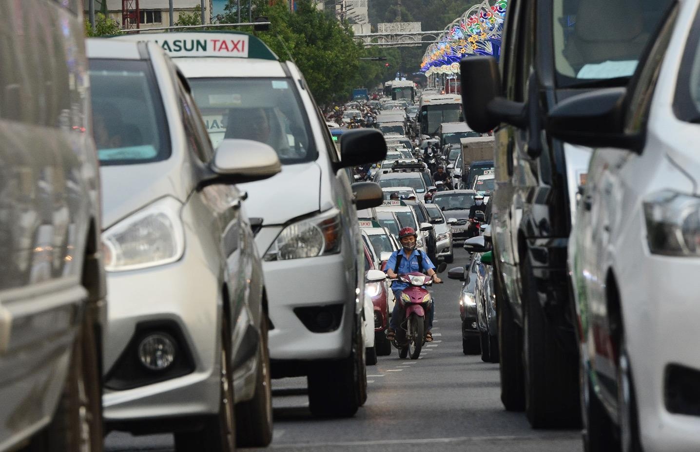 Ket xe khap cac nga vao san bay Tan Son Nhat dip can Tet hinh anh