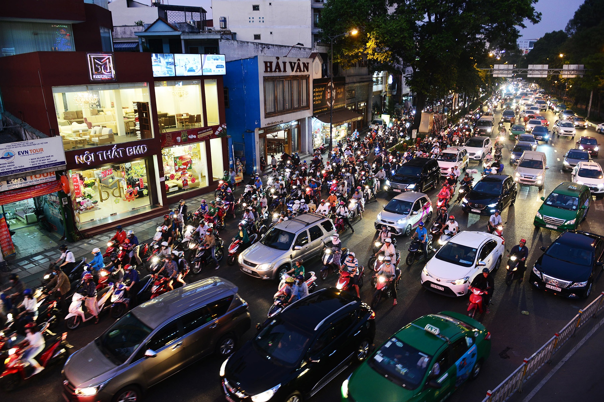 xe co chat cung o cua ngo san bay Tan Son Nhat anh 16