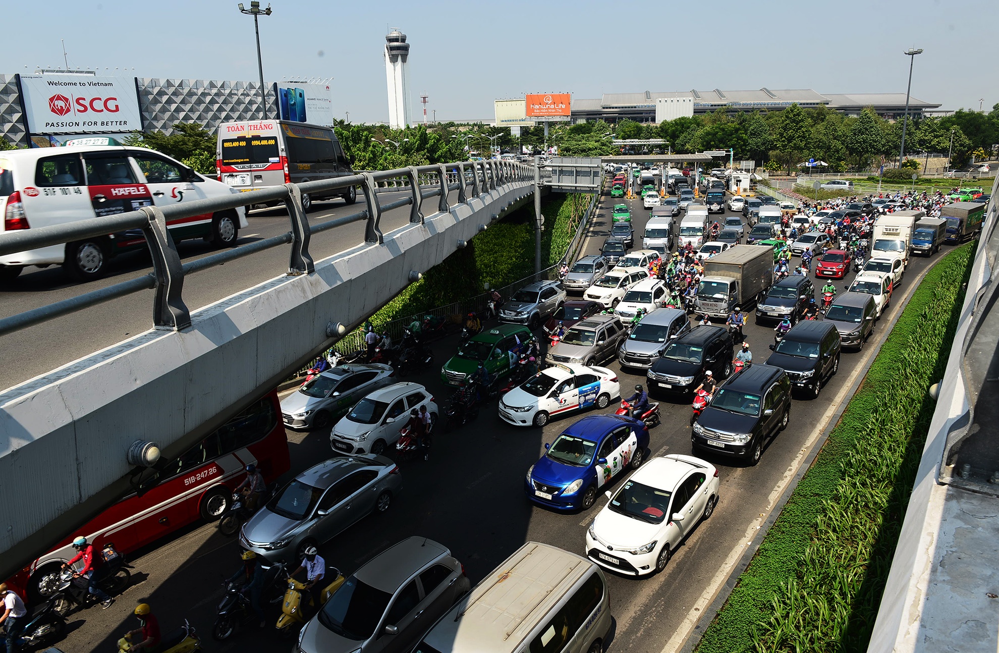 xe co chat cung o cua ngo san bay Tan Son Nhat anh 4