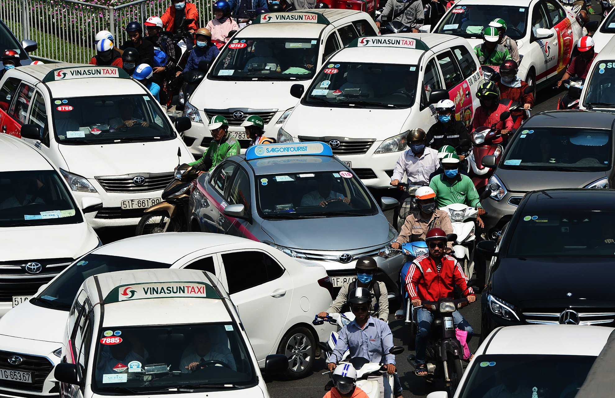 xe co chat cung o cua ngo san bay Tan Son Nhat anh 8