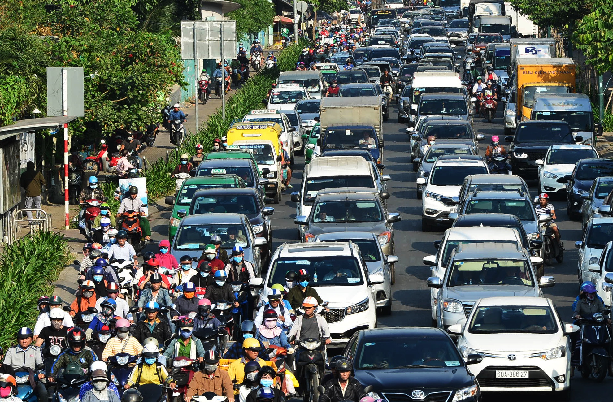 Nguoi Sai Gon nhich tung met tren moi nga duong nhung ngay can Tet hinh anh