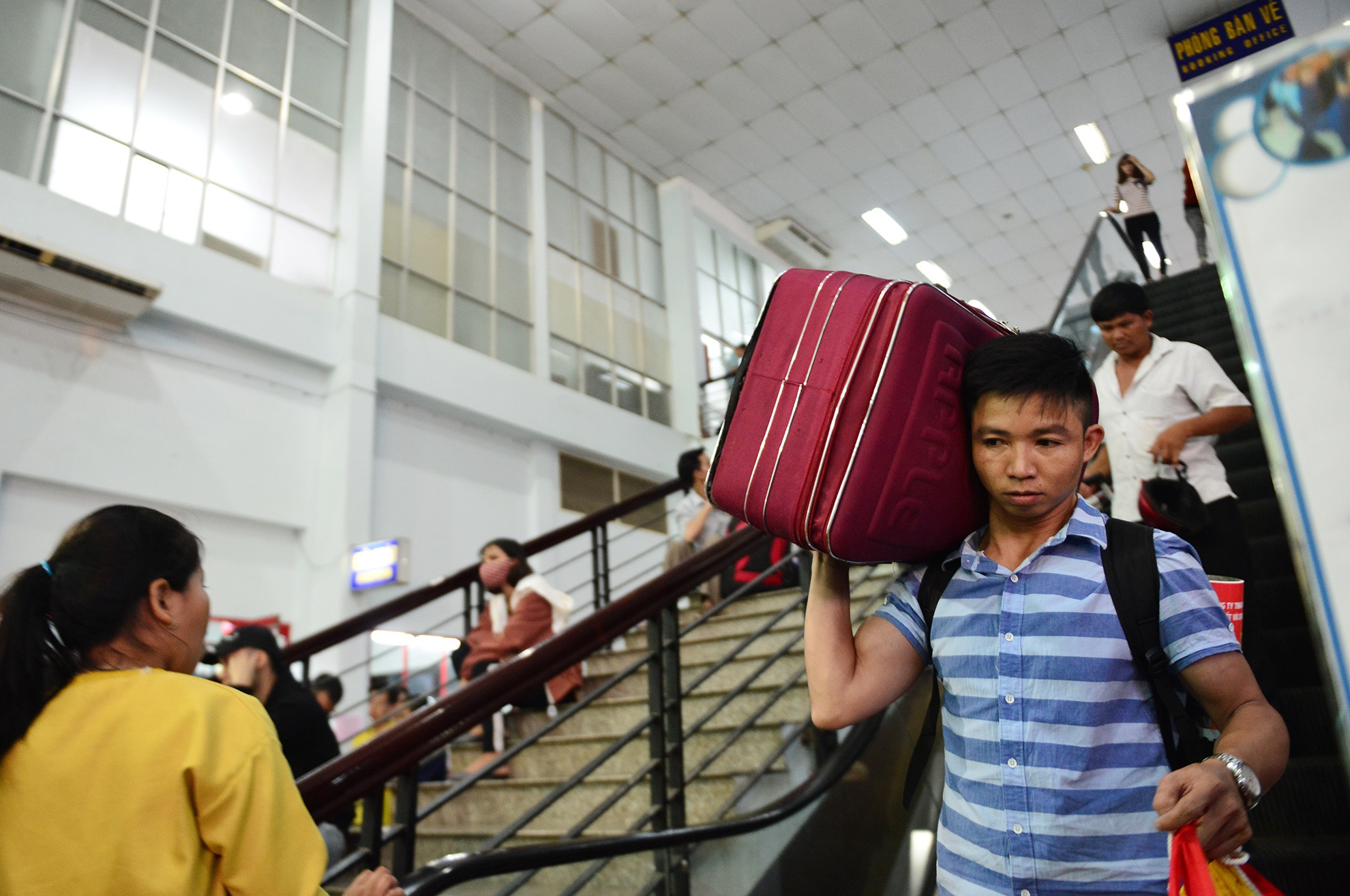 cong nhan,  tet ky hoi,  ve que an tet,  ve tau mien phi anh 1