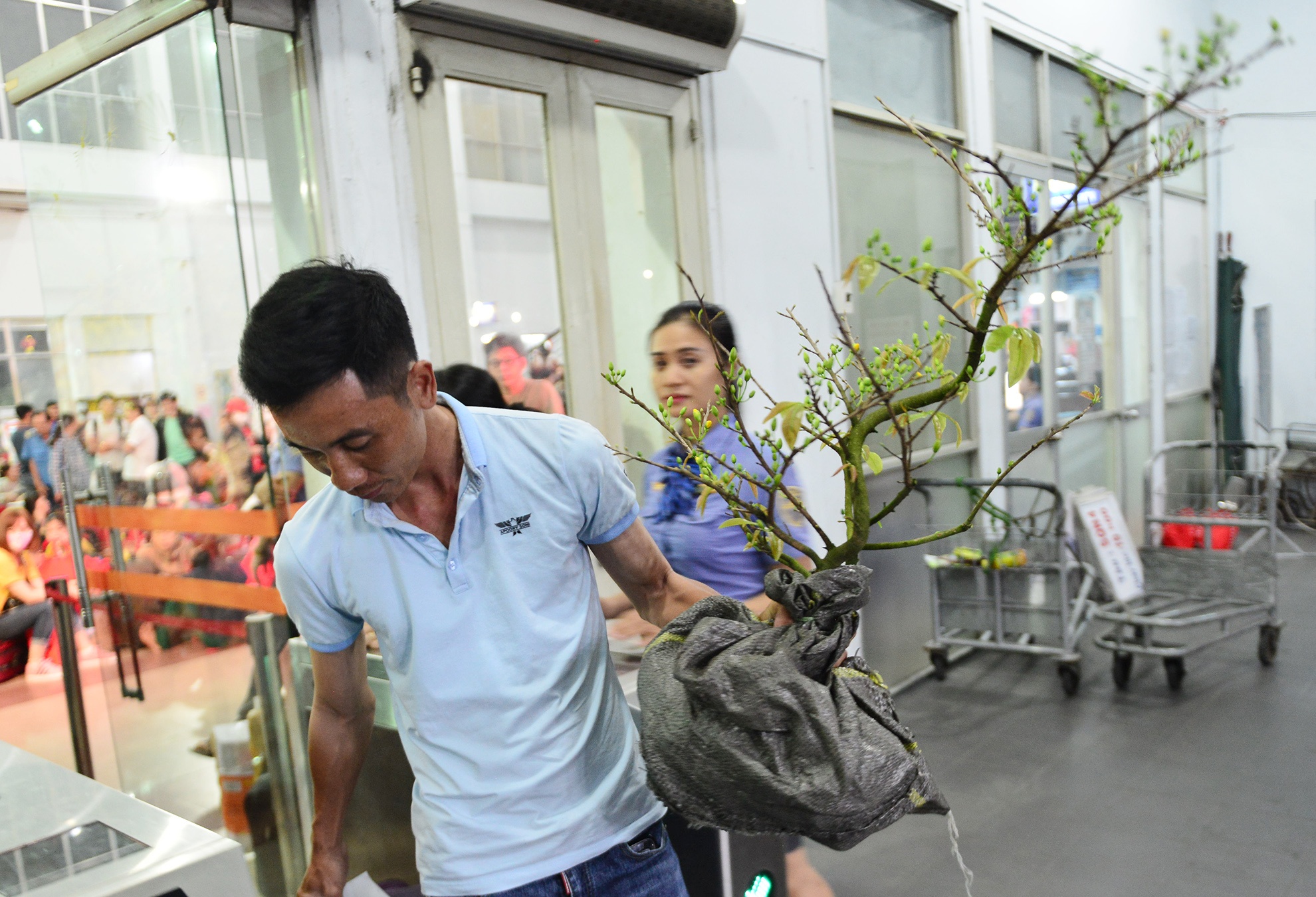 cong nhan,  tet ky hoi,  ve que an tet,  ve tau mien phi anh 11