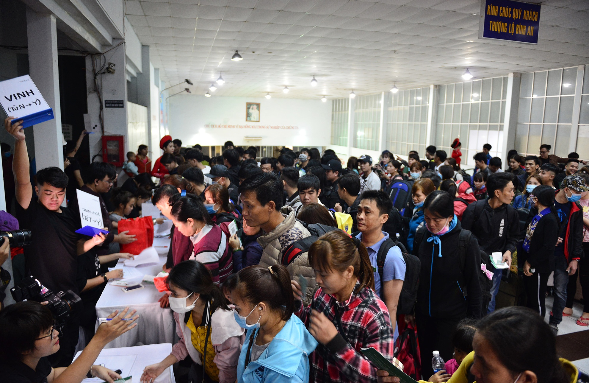 cong nhan,  tet ky hoi,  ve que an tet,  ve tau mien phi anh 2