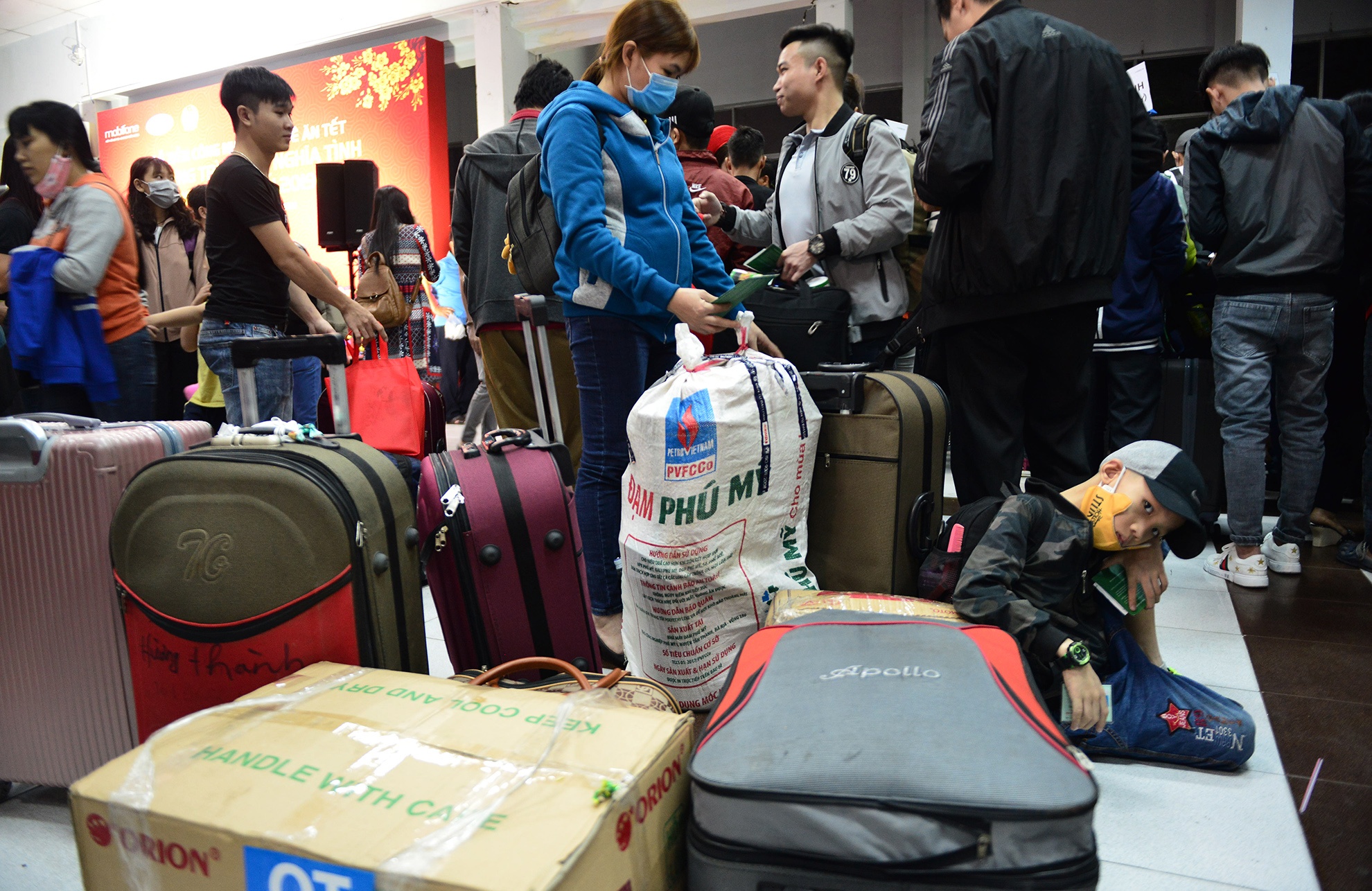 cong nhan,  tet ky hoi,  ve que an tet,  ve tau mien phi anh 3