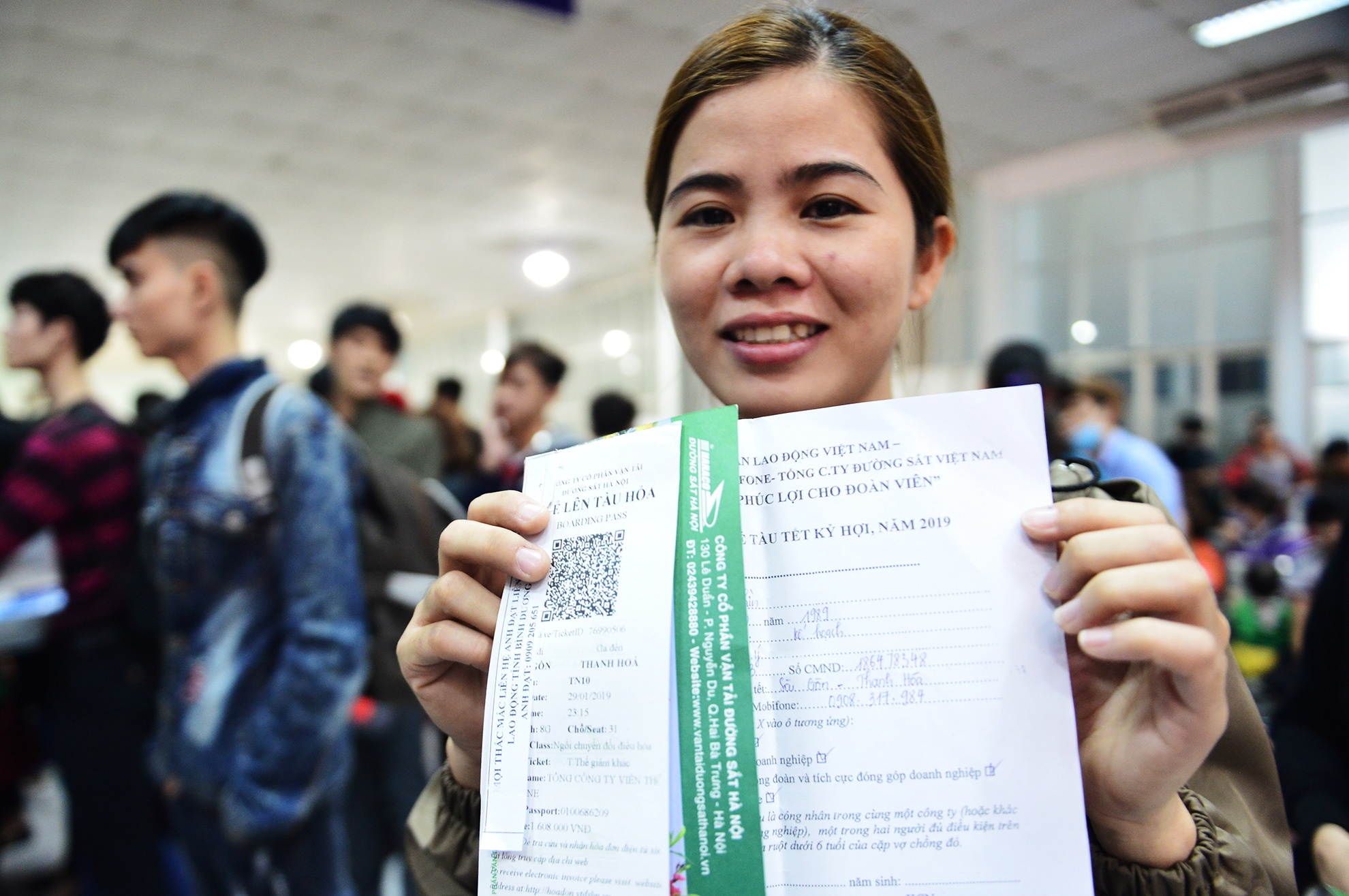 cong nhan,  tet ky hoi,  ve que an tet,  ve tau mien phi anh 4