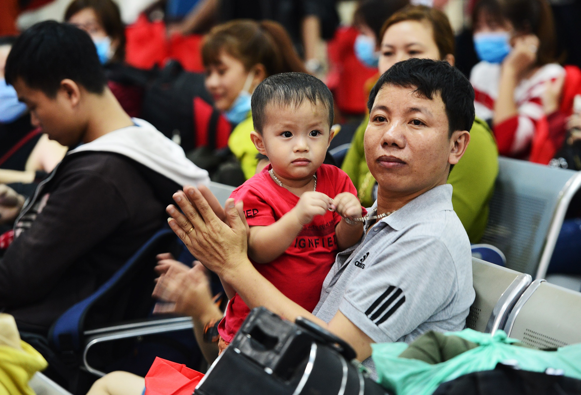 cong nhan,  tet ky hoi,  ve que an tet,  ve tau mien phi anh 5
