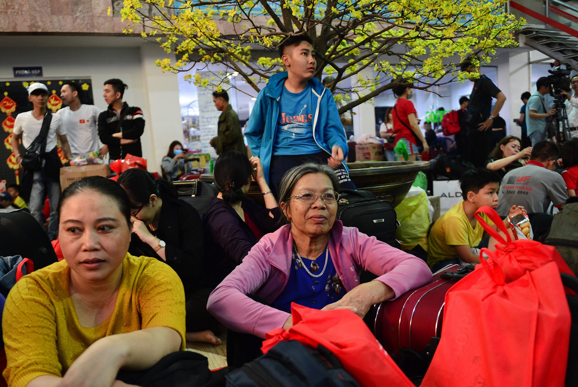 cong nhan,  tet ky hoi,  ve que an tet,  ve tau mien phi anh 9