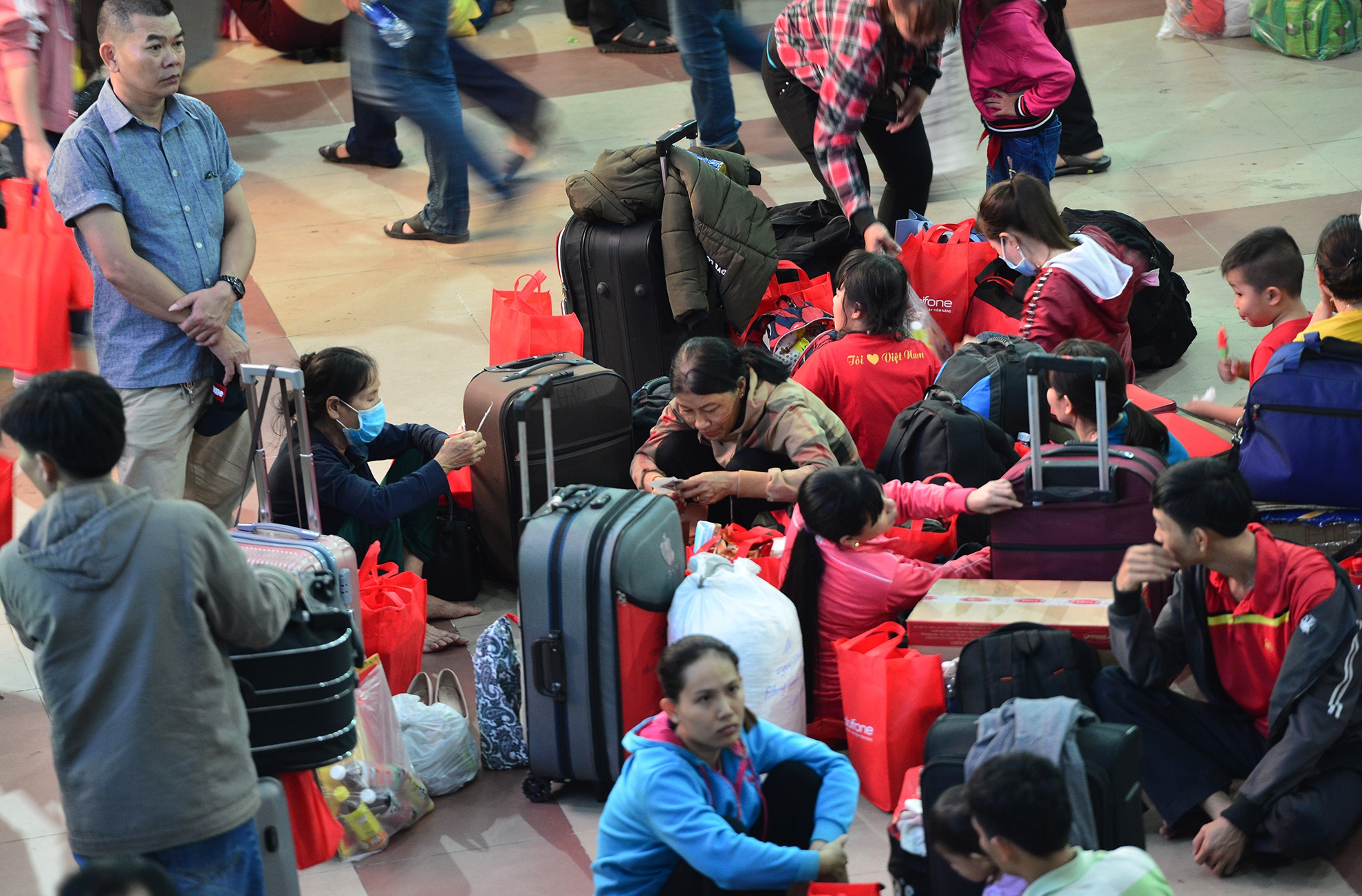 cong nhan,  tet ky hoi,  ve que an tet,  ve tau mien phi anh 10