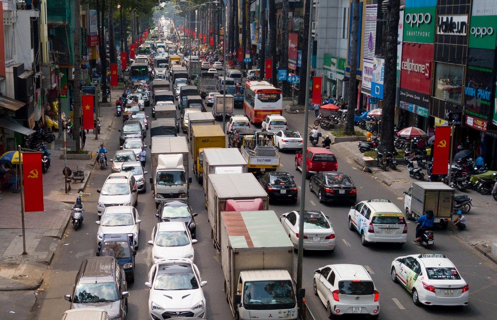 Xe co xep hang dai nhieu km o tuyen duong trung tam Sai Gon hinh anh