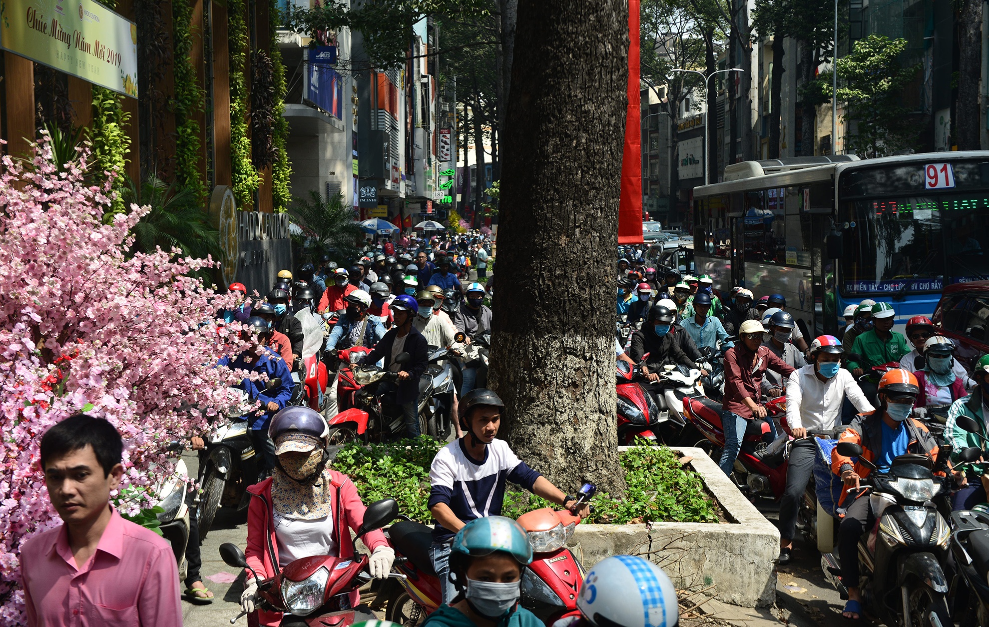 Duong o trung tam Sai Gon chat kin xe co ngay can Tet hinh anh