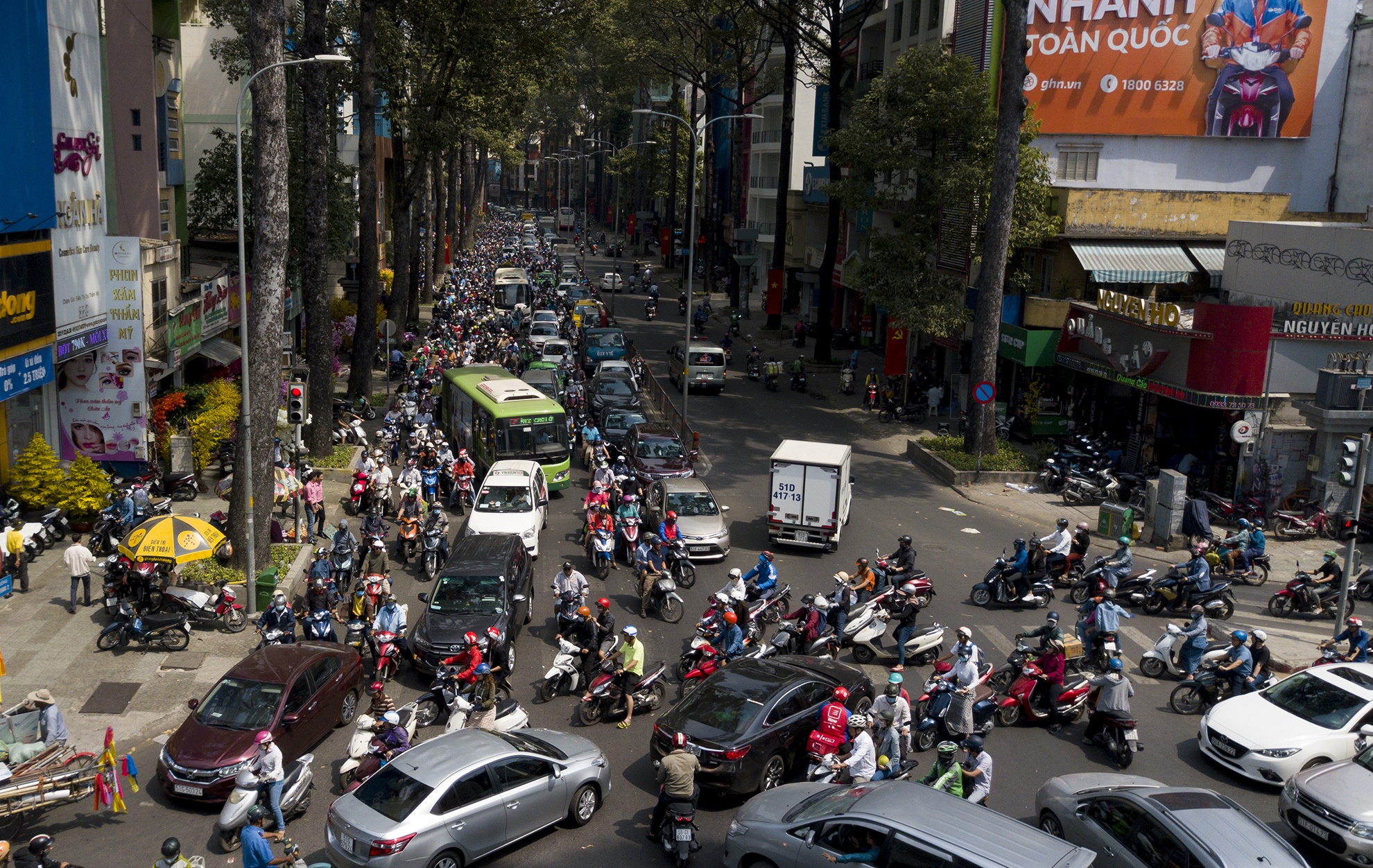 xe co xep nhieu hang dai o trung tam Sai Gon anh 1