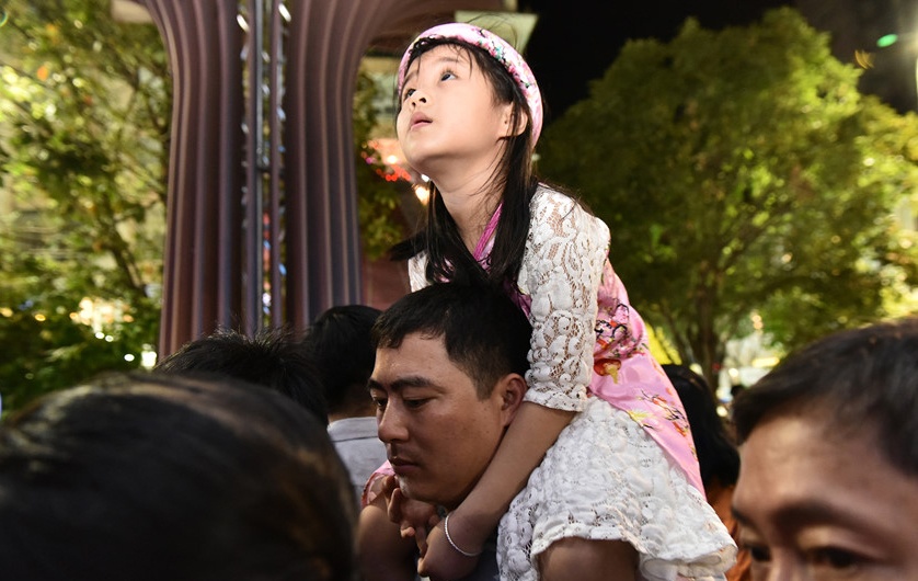 Nguoi Sai Gon thuong lam duong hoa Nguyen Hue dem khai mac hinh anh