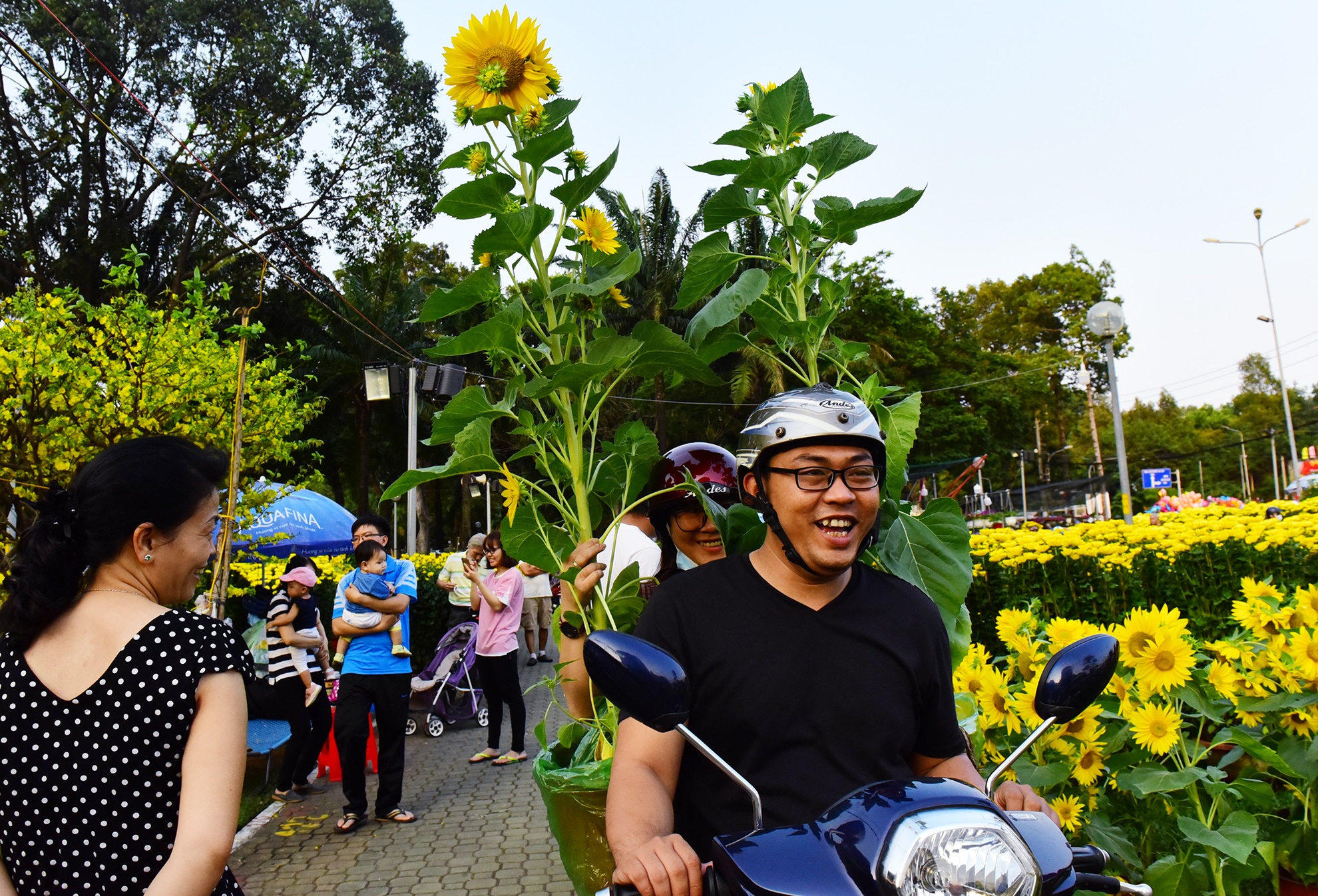 Canh mua ban doi lap o cho hoa Tet lon nhat Sai Gon hinh anh