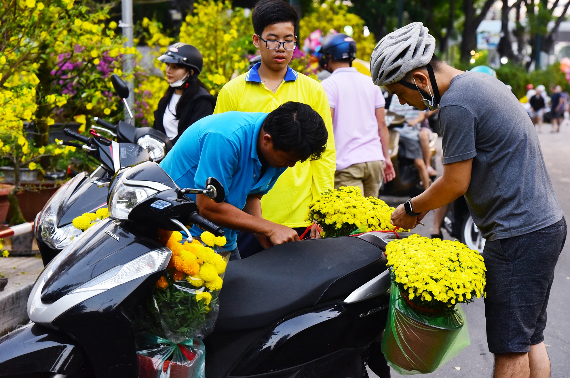 Canh doi lap o cho hoa Tet lon nhat Sai Gon anh 15