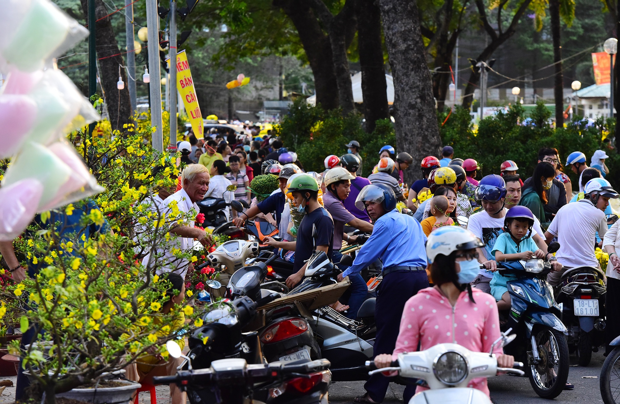 Canh doi lap o cho hoa Tet lon nhat Sai Gon anh 16