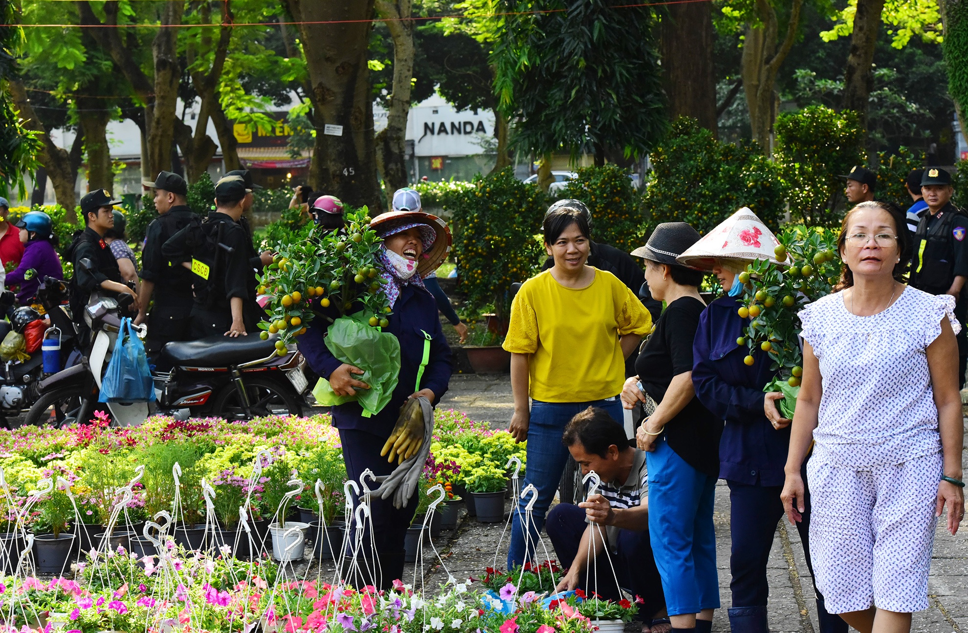 do xo mua hoa Tet giam gia trua 30 Tet o Sai Gon anh 2