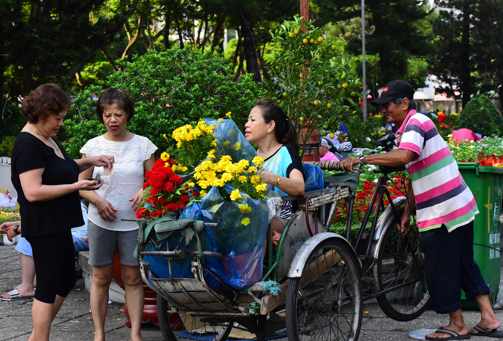 do xo mua hoa Tet giam gia trua 30 Tet o Sai Gon anh 6