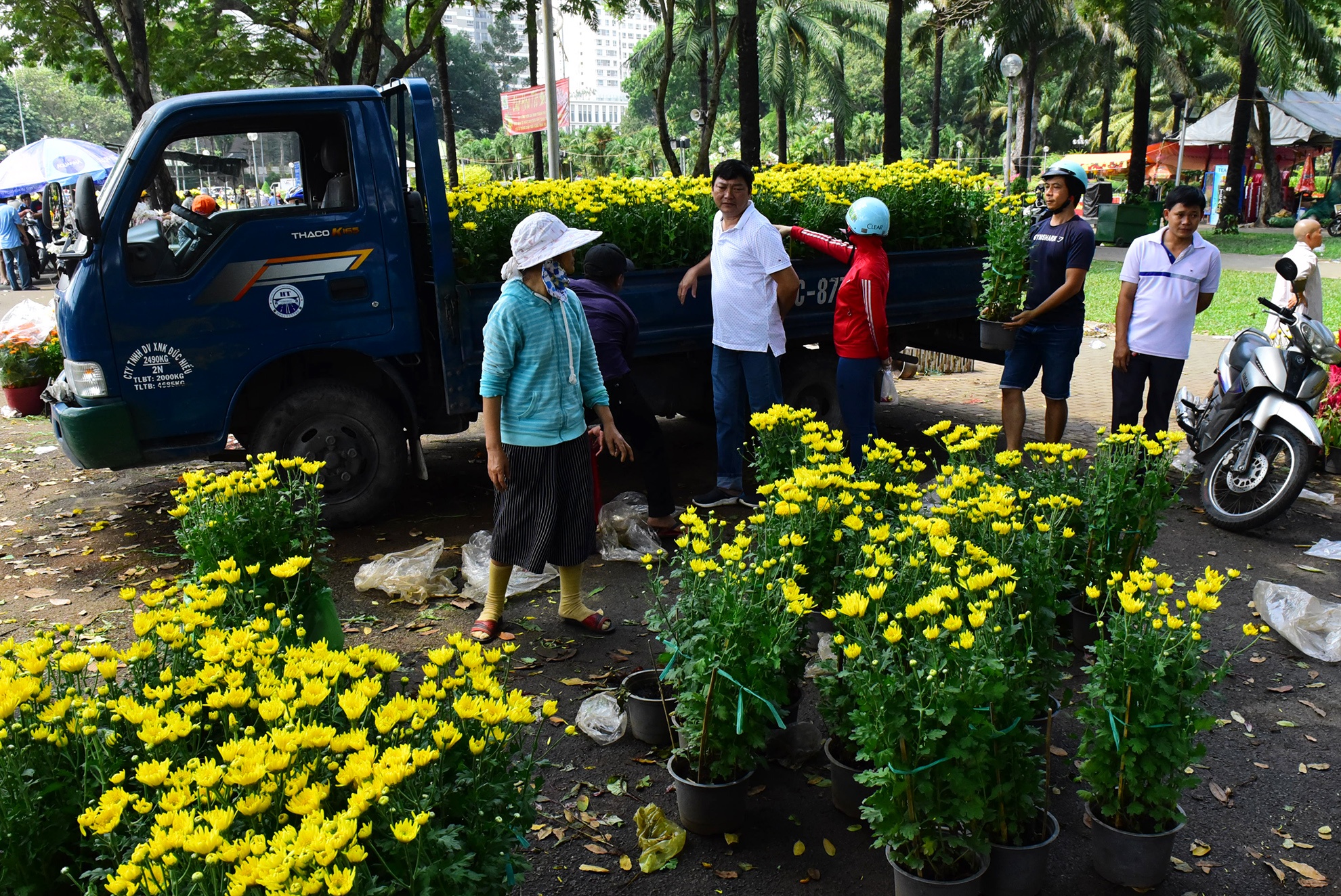 hoa Tet bi vut bo vao xe rac trua 30 Tet o Sai Gon anh 1