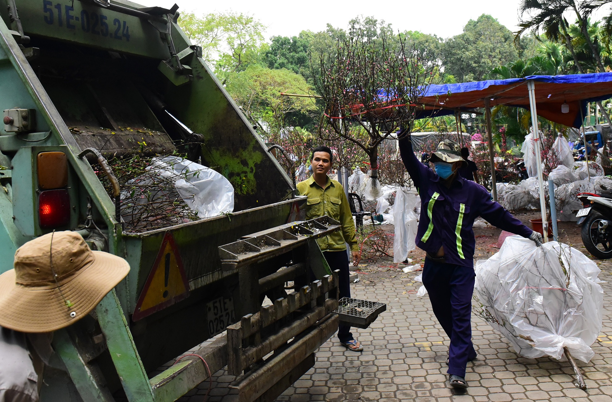 hoa Tet bi vut bo vao xe rac trua 30 Tet o Sai Gon anh 6