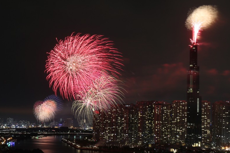 Chiem nguong phao hoa giao thua o toa nha Landmark 81 tu flycam hinh anh