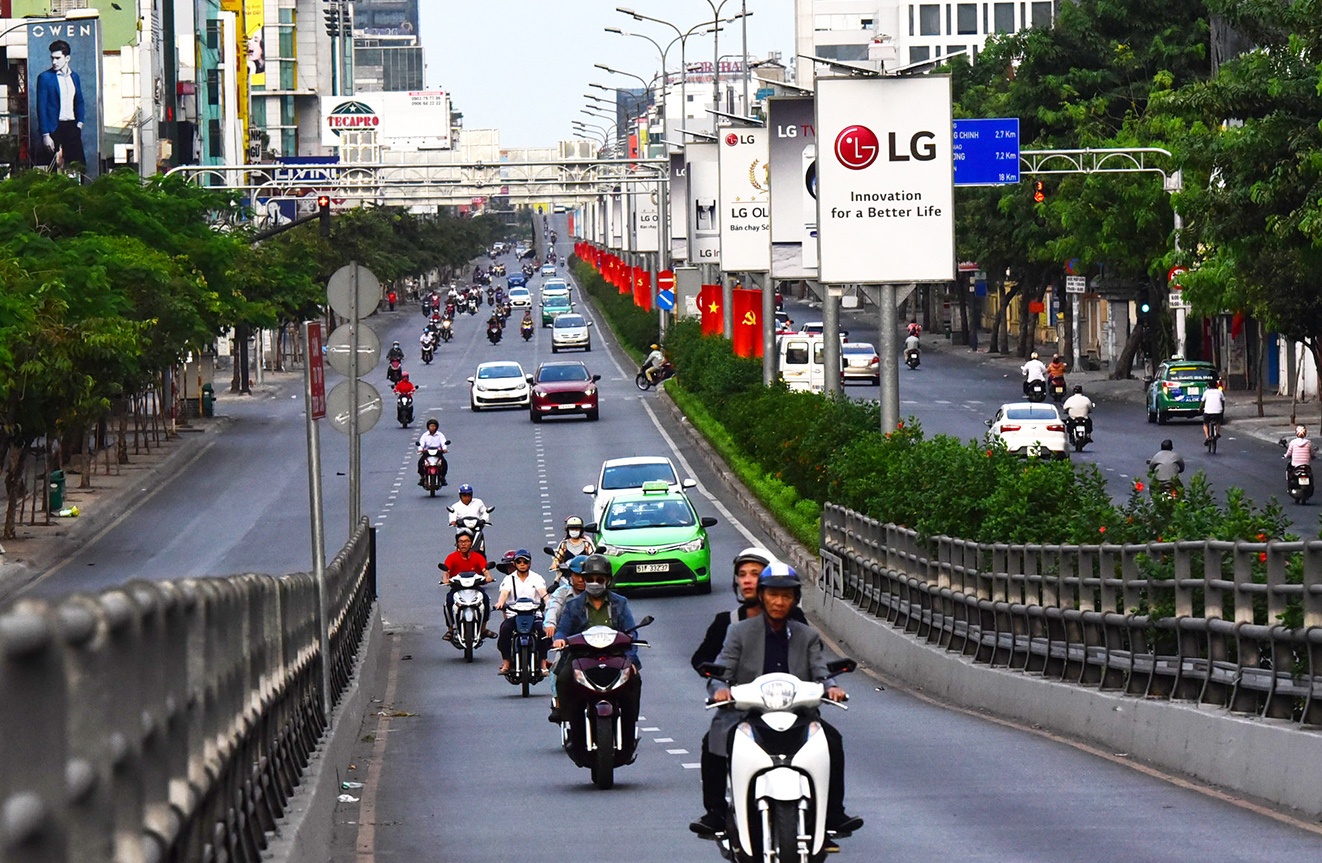 Canh doi lap tren duong pho Sai Gon truoc va sang mung 1 Tet hinh anh